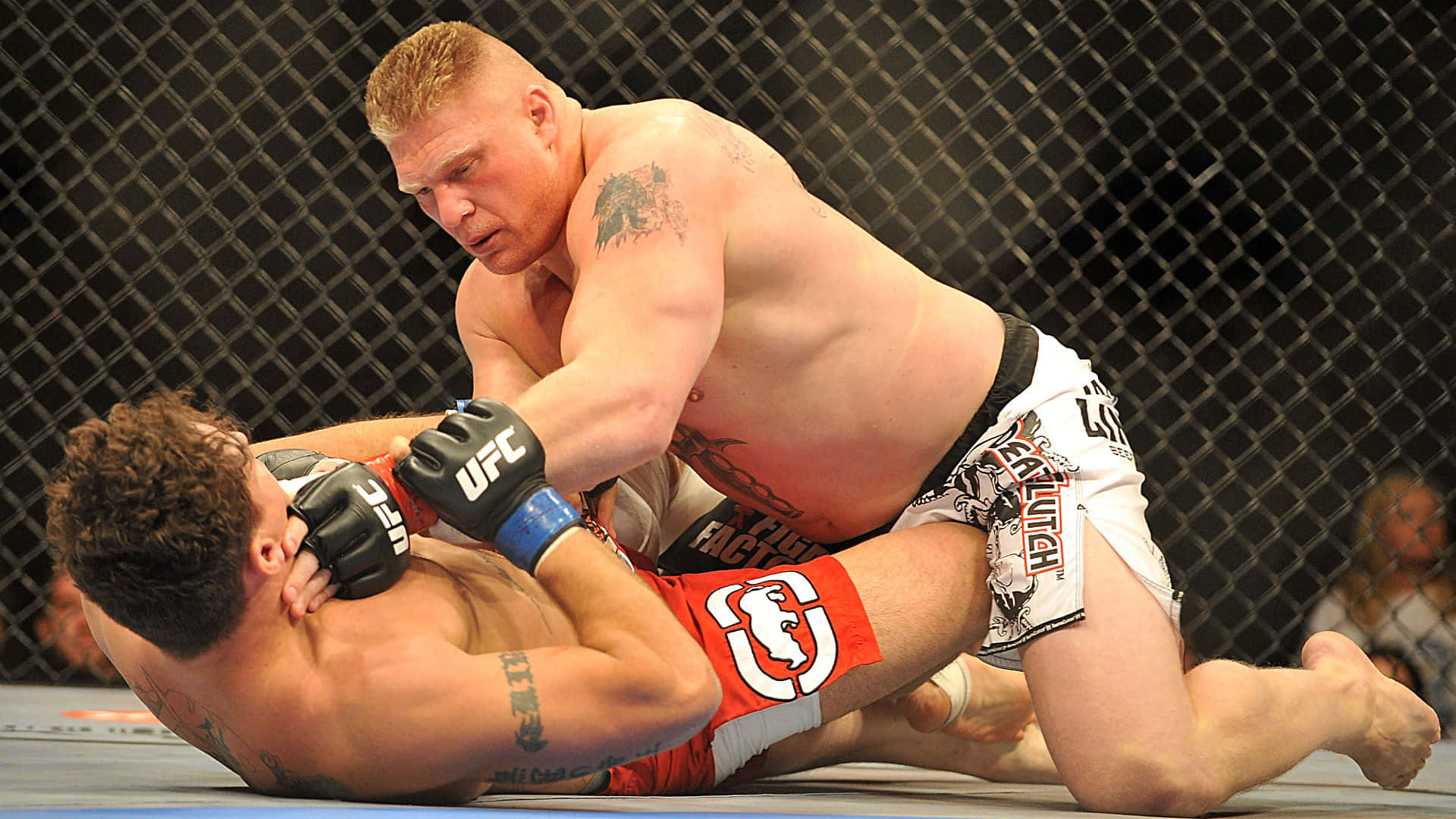 兩名男性MMA拳手在UFC八角籠內激烈纏鬥。