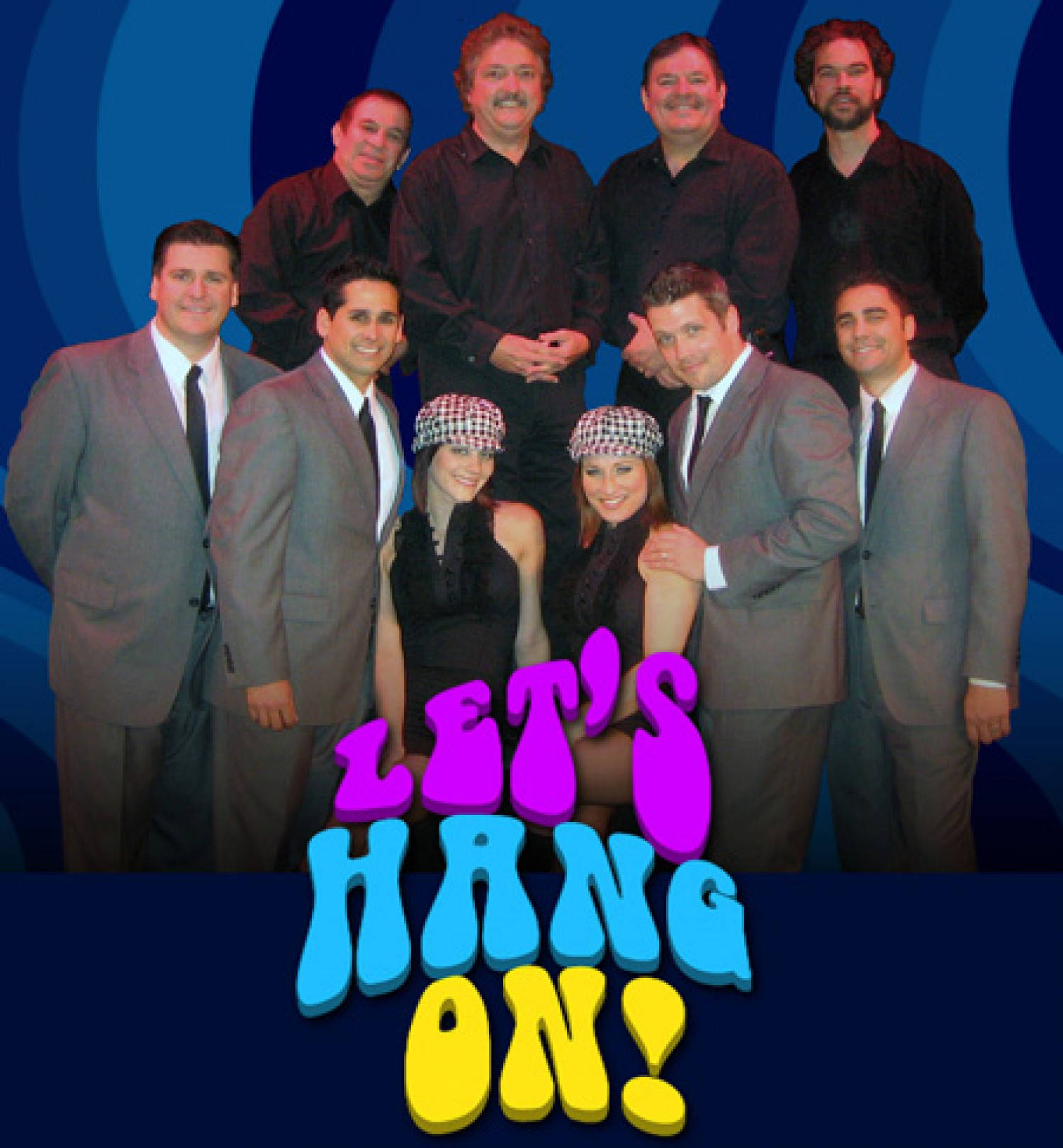 九個穿著西裝和帽子的人微笑，彩色文字「LET'S HANG ON!」