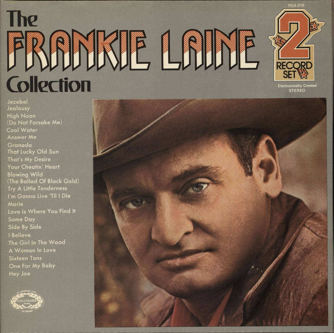 Frankie Laine 戴著牛仔帽和皮褸在復古黑膠唱片專輯封面上。
