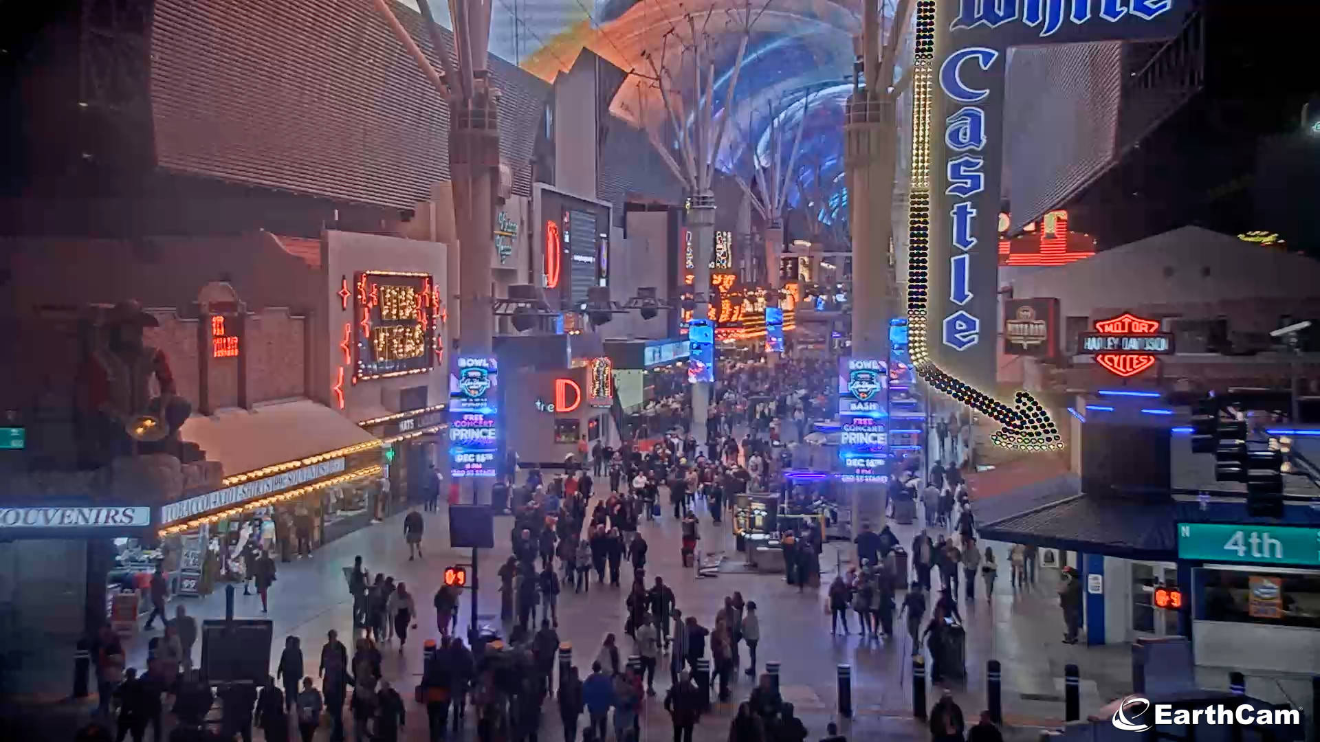 弗里蒙特街行人景象 壁紙 — 夜晚熱鬧的室內拉斯維加斯購物中心，人群、霓虹燈和圓頂天花板。