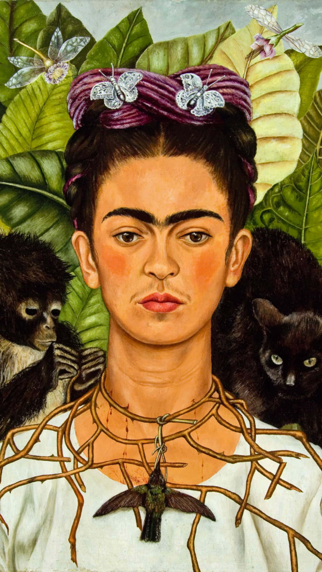 弗里達·卡羅肖像 壁紙 — Frida Kahlo 肖像，與猴子、蝴蝶和一隻蜂鳥在茂密綠葉前。