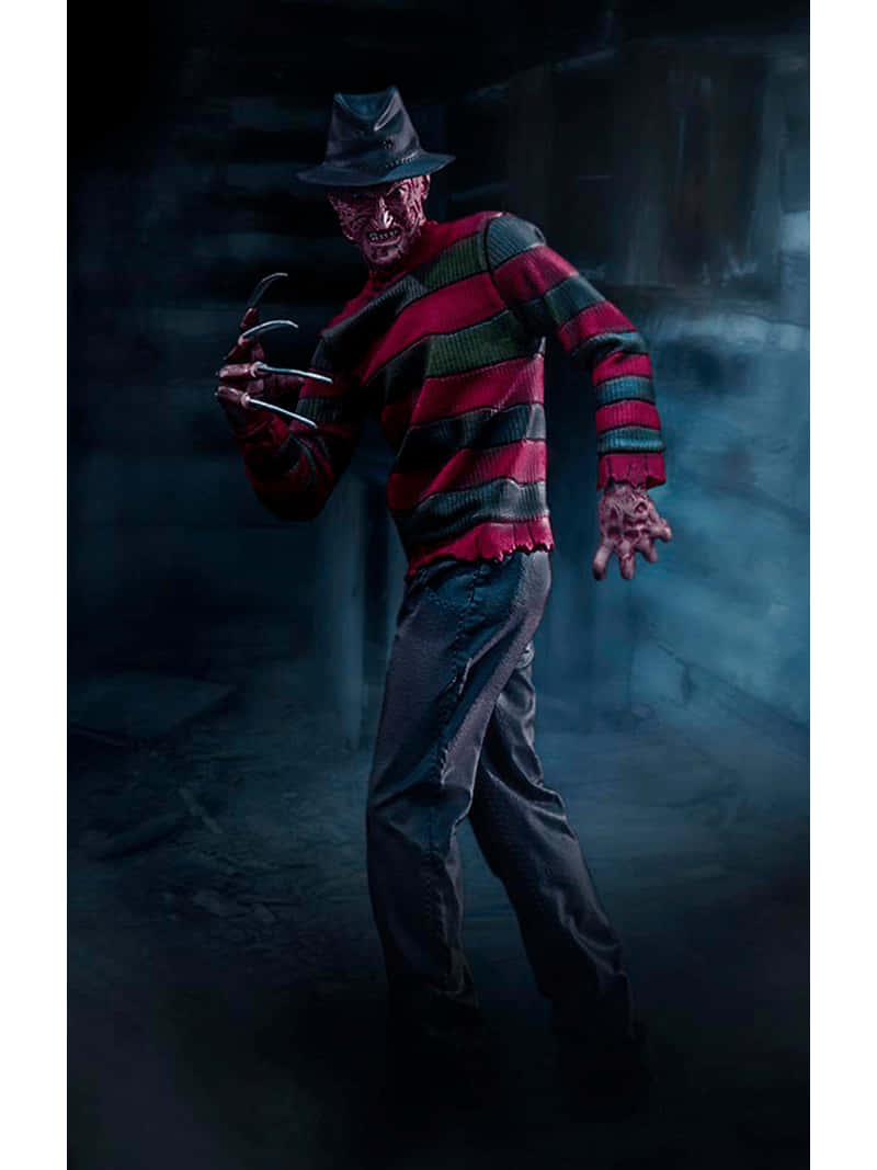 費迪·克魯格 桌布 壁紙 — 弗雷迪·克魯格（Freddy Krueger）身穿標誌性條紋毛衣和利刃手套，威嚇地站在陰暗霧氣瀰漫的房間裡。