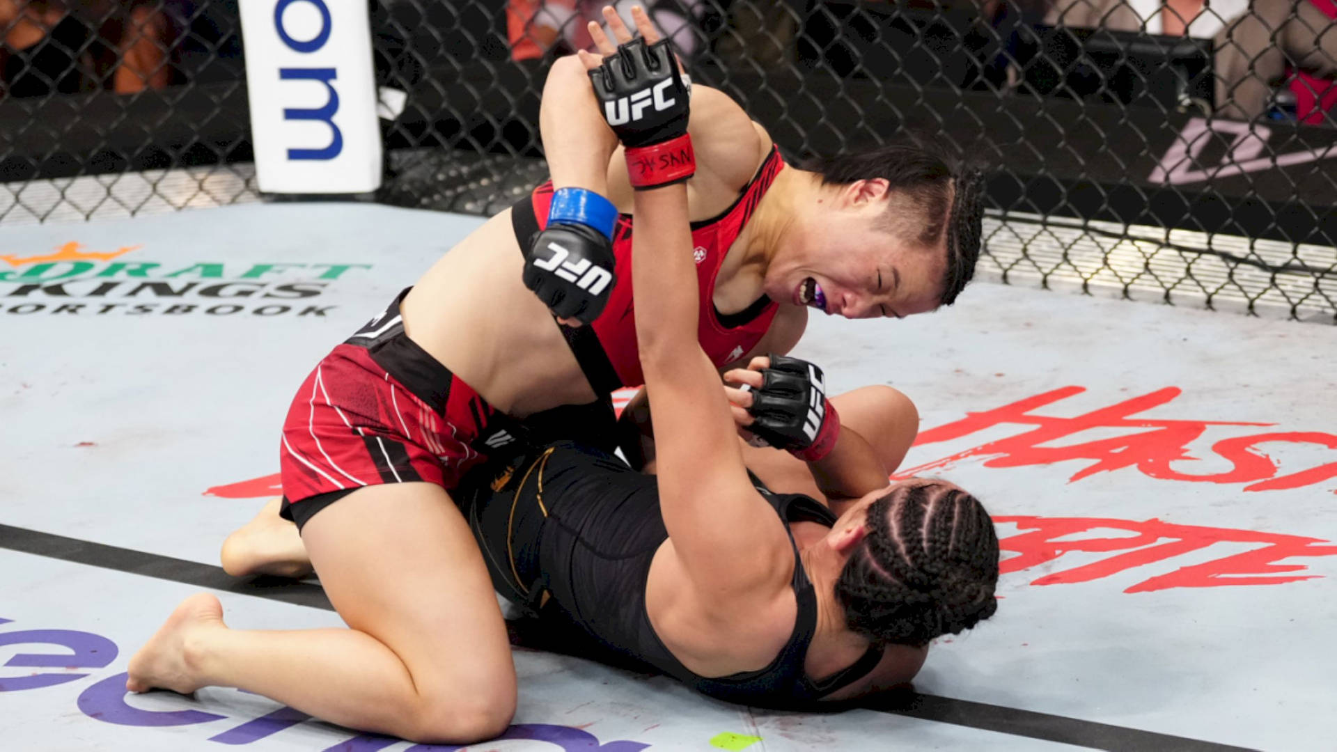 兩名女子拳手在UFC八角籠內進行纏鬥比賽。