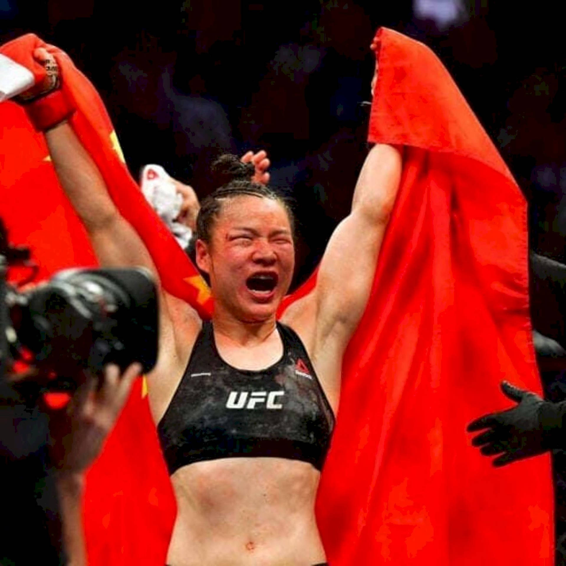 UFC拳手高舉紅色中國國旗慶祝勝利。