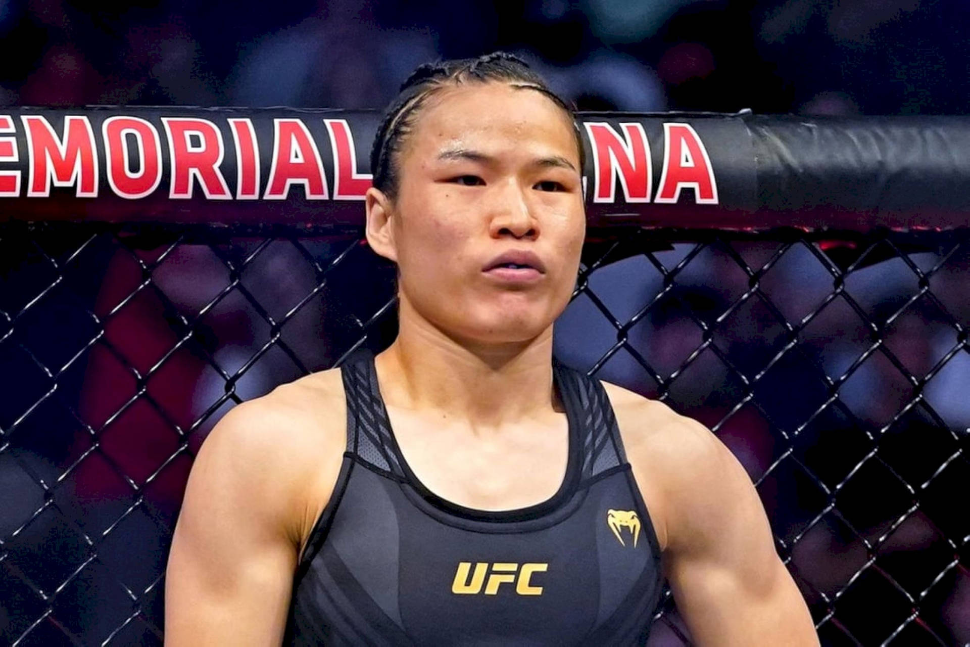 身穿UFC裝備的女性MMA拳手在八角籠內。