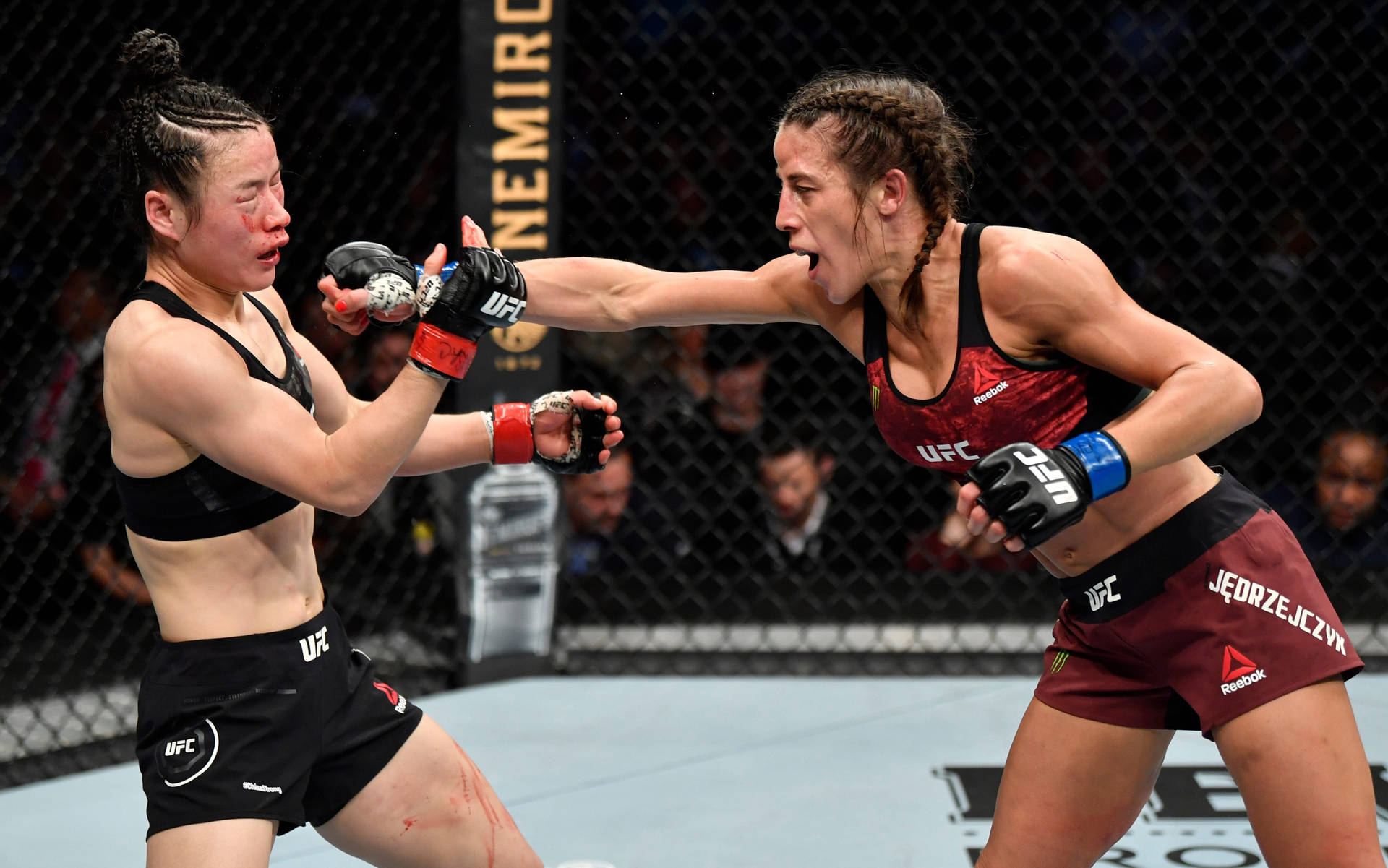 兩名女性MMA拳手在UFC比賽期間於鐵籠中互相出拳。