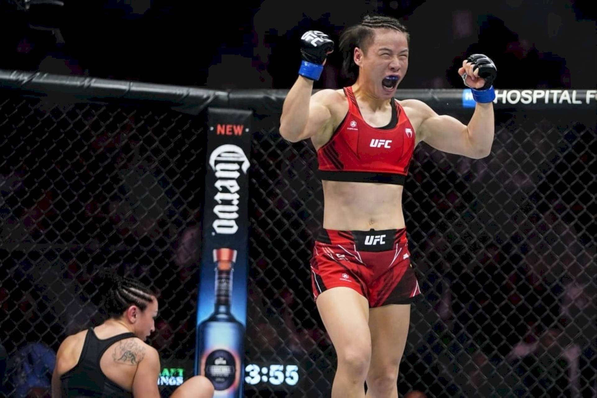 女性MMA拳手在UFC八角籠中慶祝勝利，對手倒地。