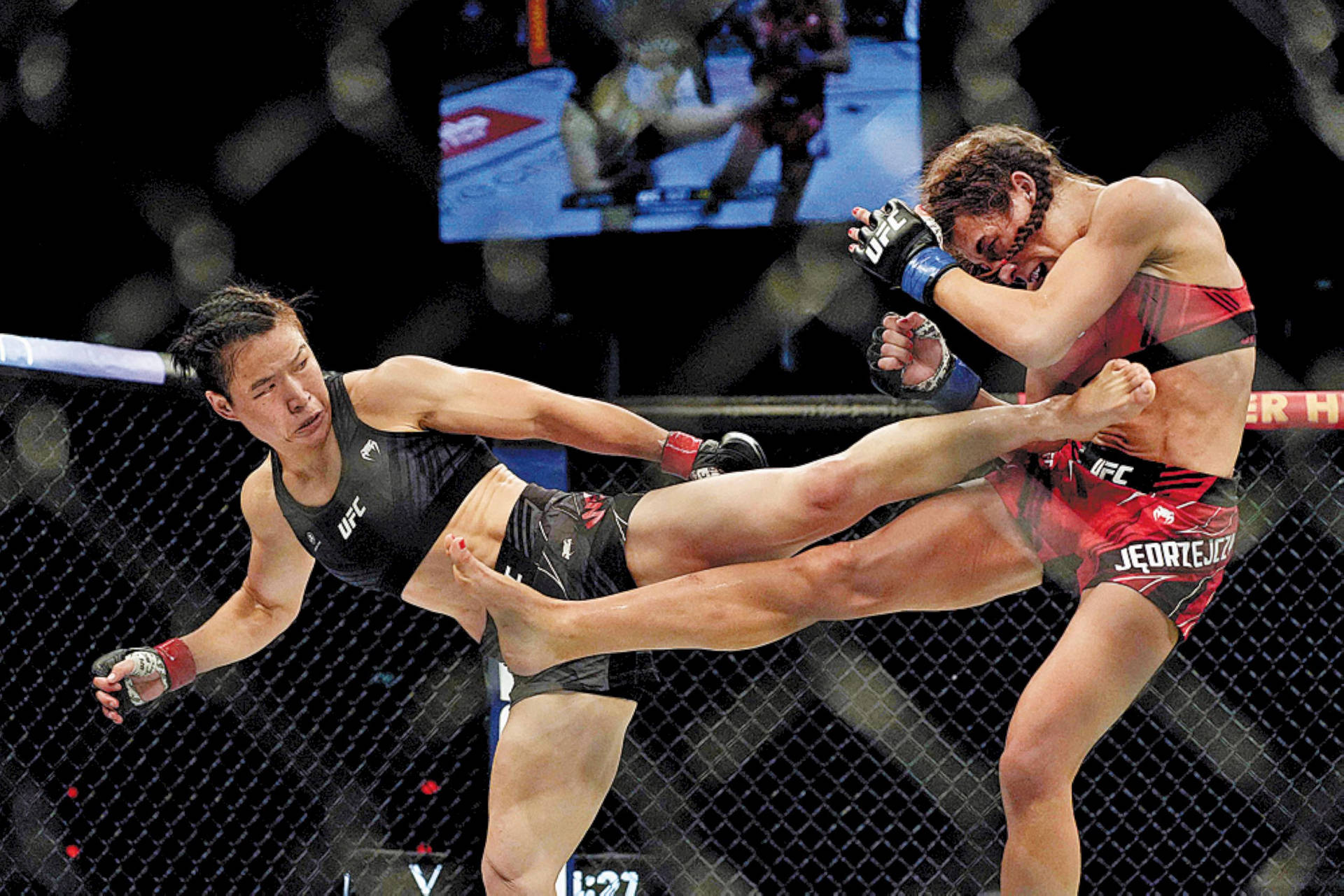 兩名女子MMA拳手在UFC比賽期間於八角籠內交戰。