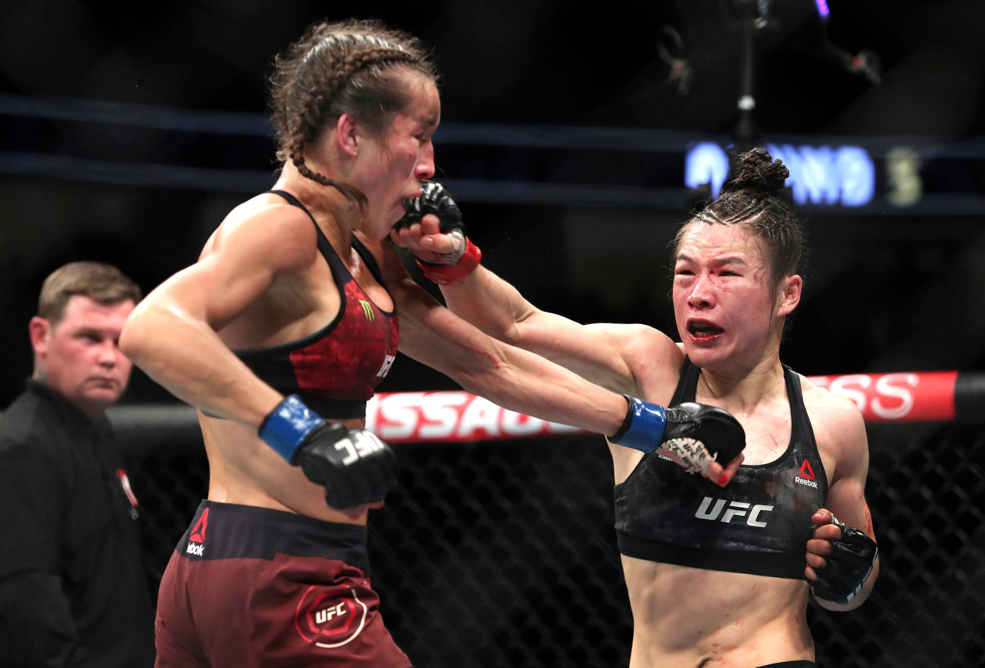 兩名女性拳手在UFC比賽中交換強力一拳。