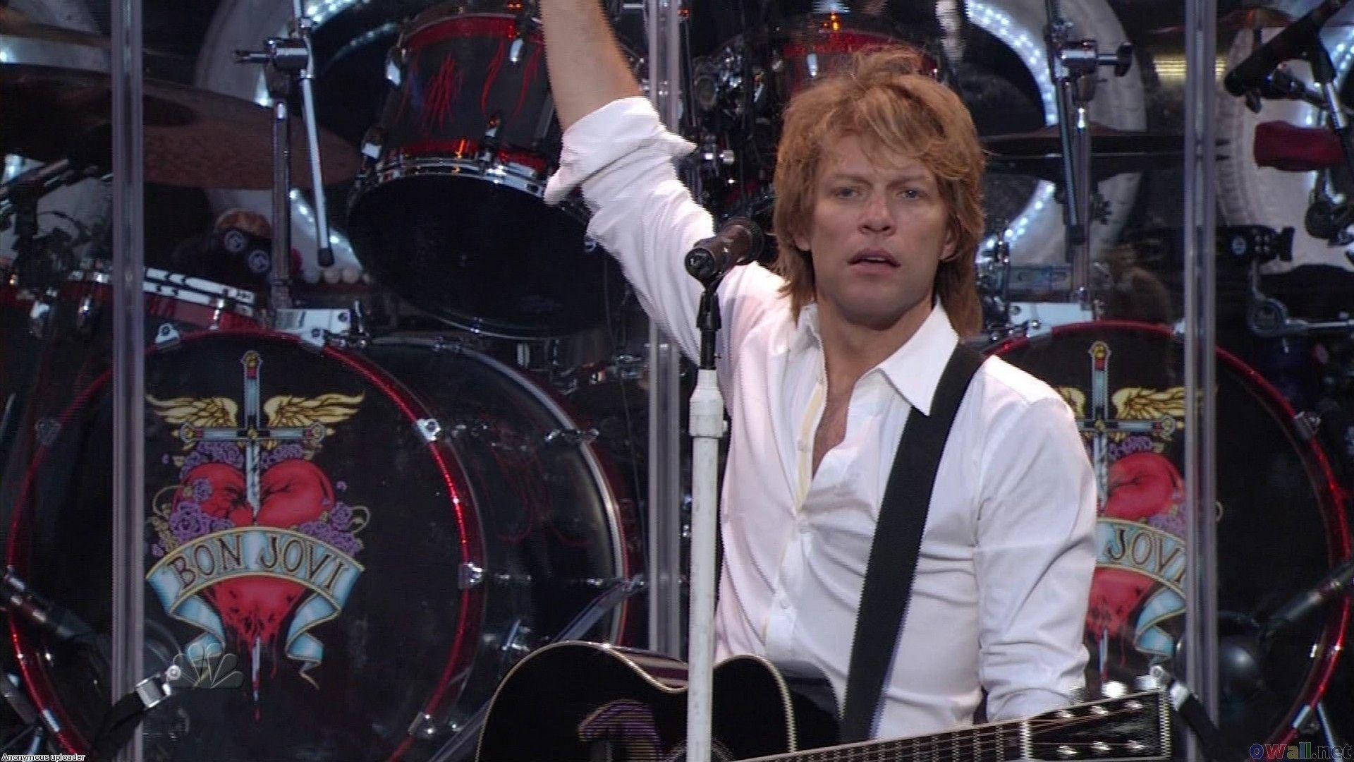 Bon Jovi 在現場搖滾音樂會期間在舞台上彈結他。