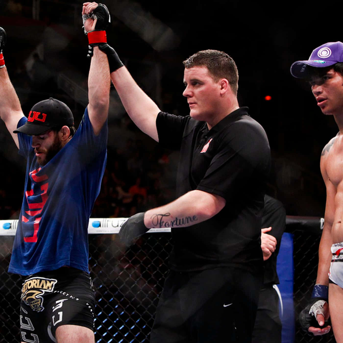 MMA拳手在八角籠內慶祝勝利，裁判舉起他的手。