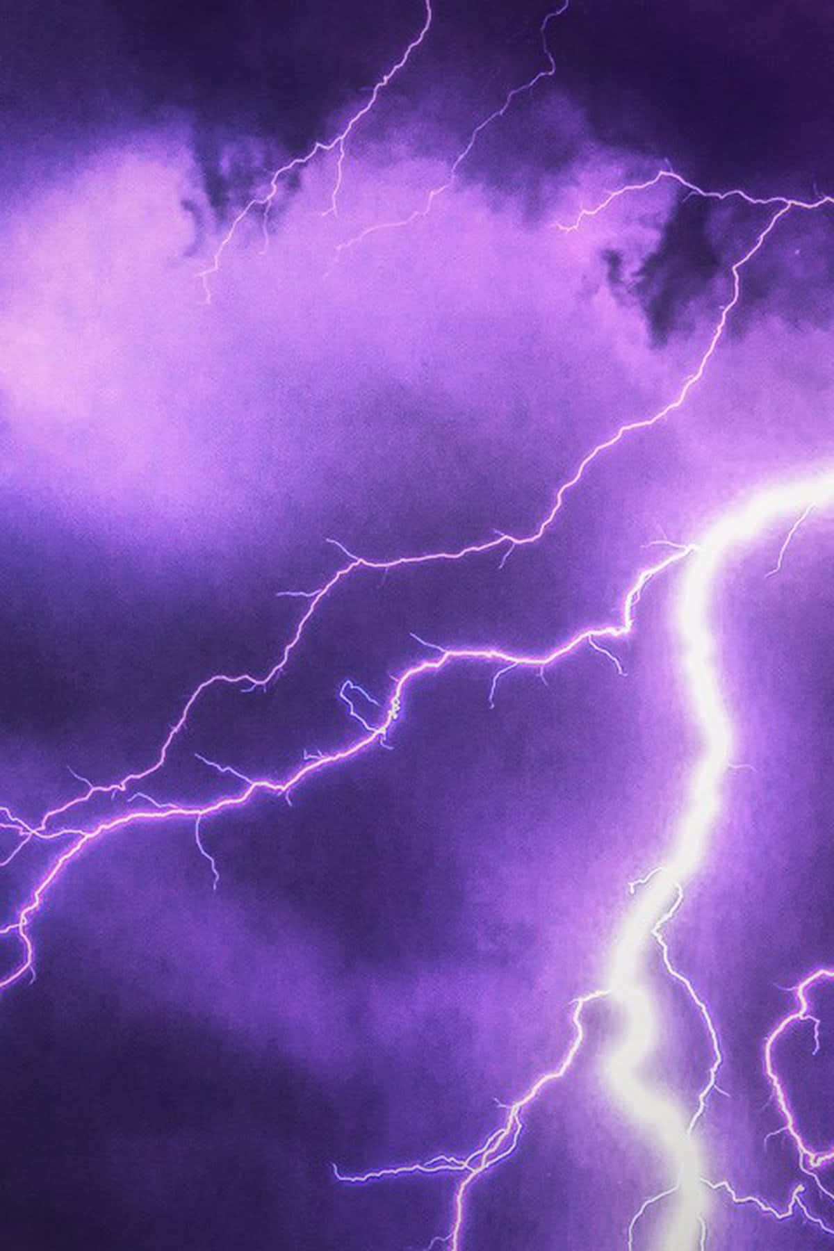 紫色閃電以電能照亮暴風雨的天空。