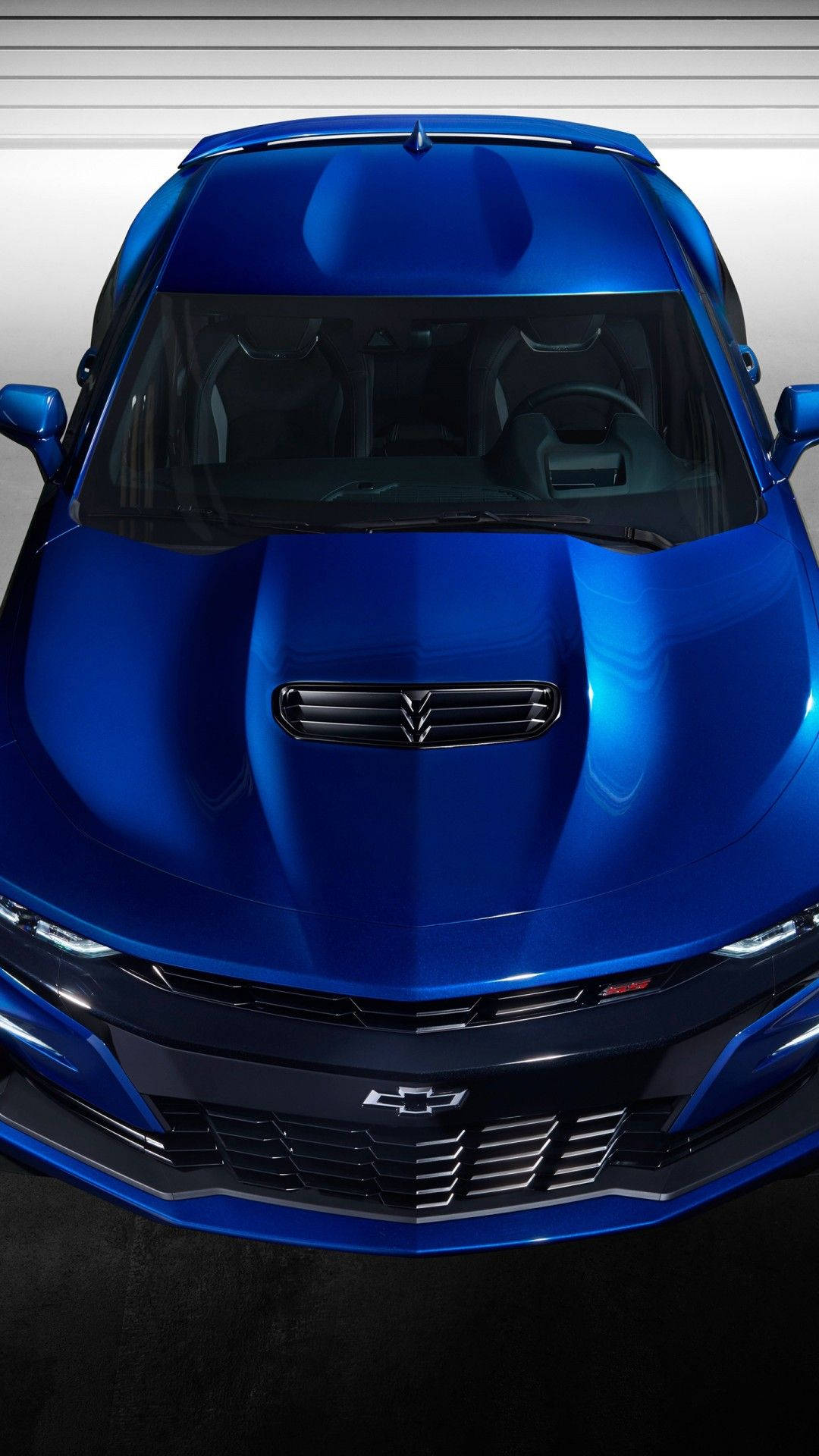 攝影棚中藍色雪佛蘭 Camaro 跑車的俯視圖。
