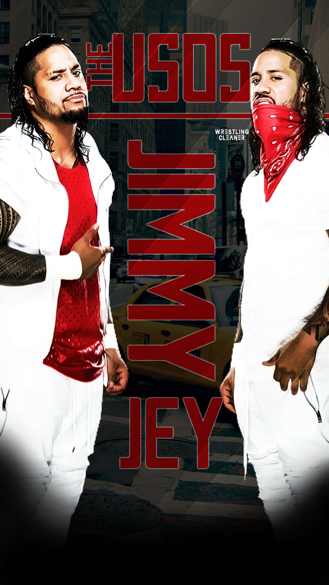 強勢摔角雙人組 - Jimmy 與 Jey Uso 壁紙 — 兩名身穿白色服裝配紅色點綴的摔角手，自信地站在模糊的城市背景前，並帶有粗體紅色文字。