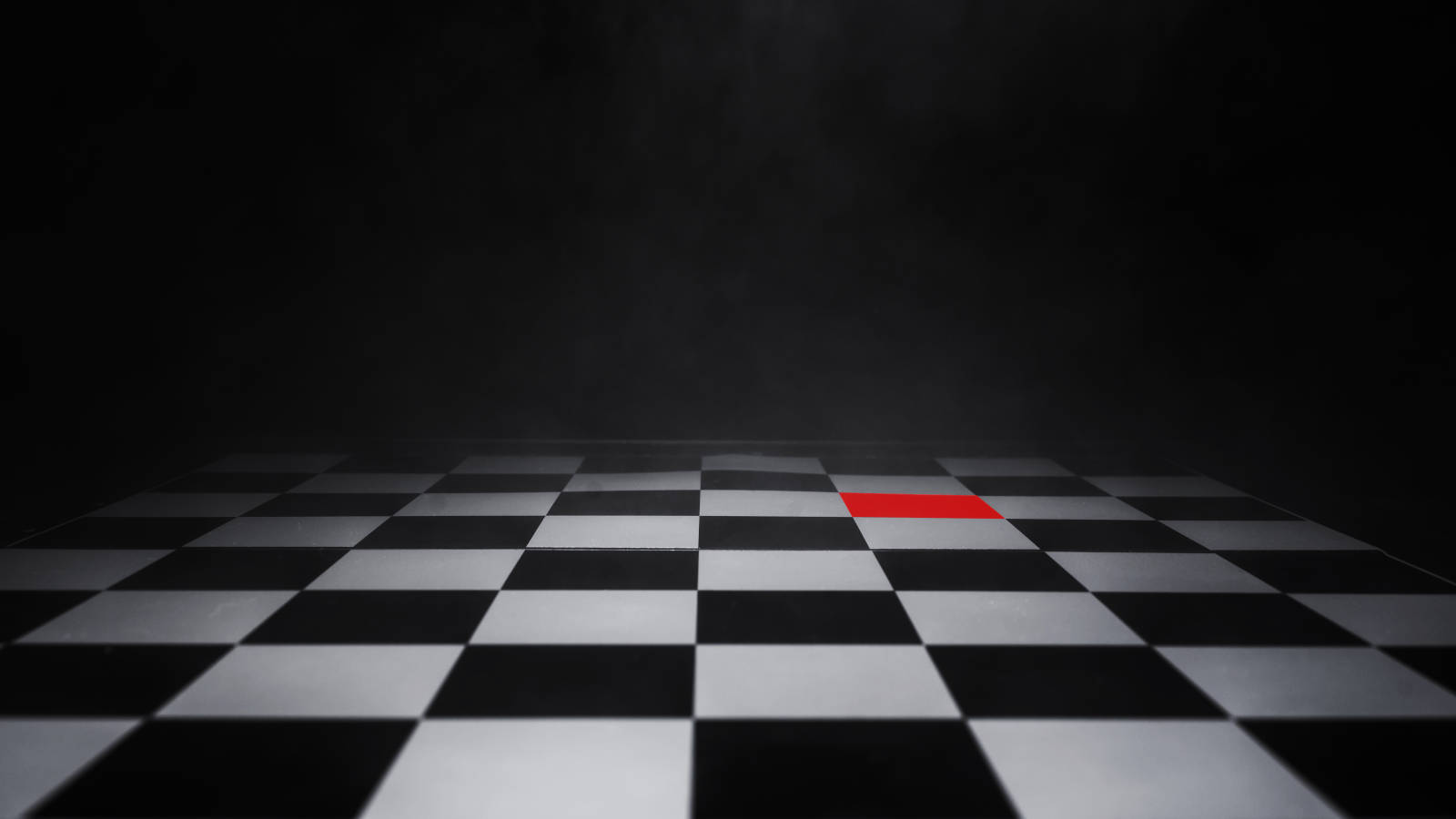 強勢棋盤方格 壁紙 — 一個紅色正方形在黑白棋盤格地板上的戲劇性聚光燈下，在煙霧瀰漫的黑暗房間中脫穎而出。