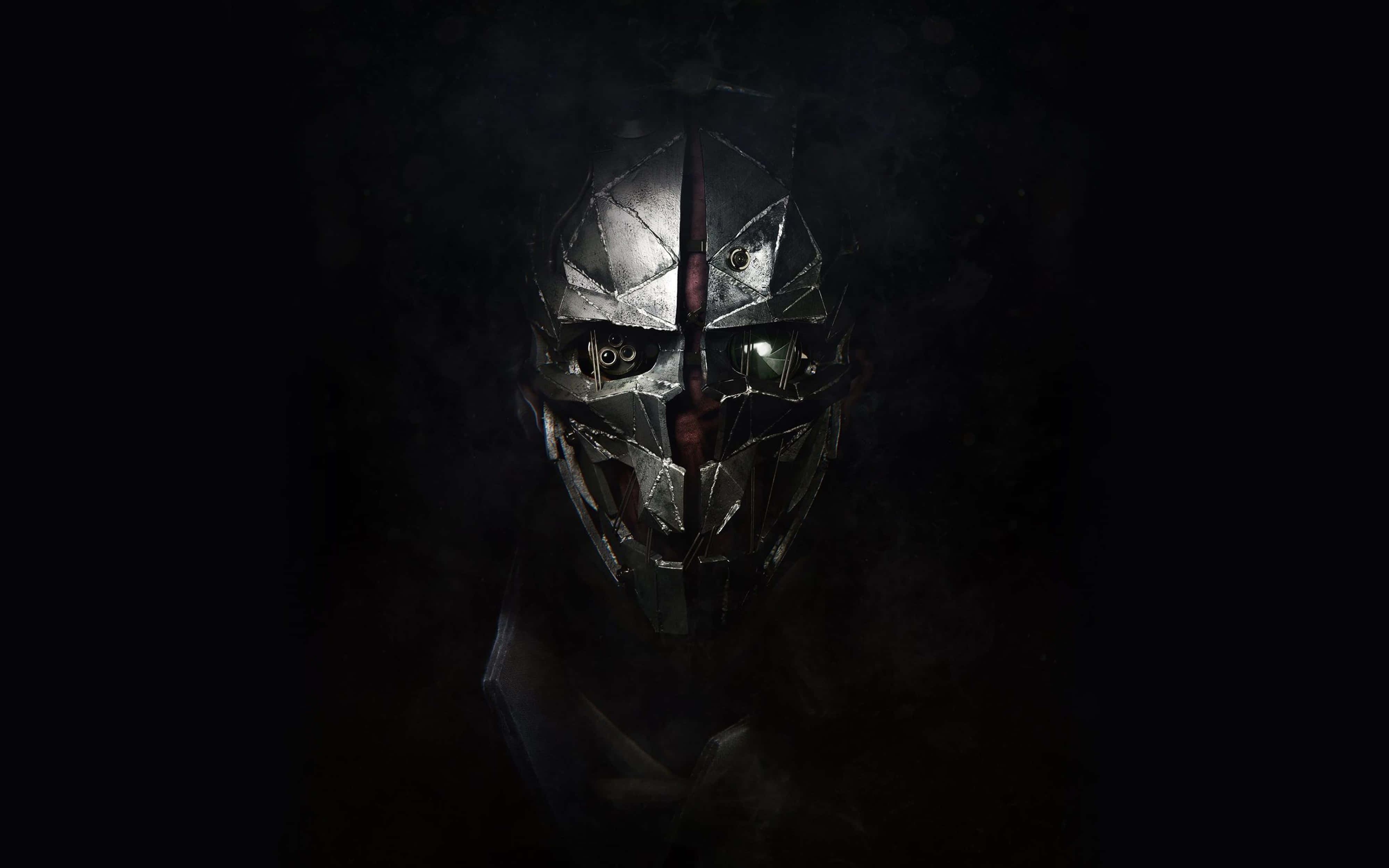 強大 4K Dishonored 遊戲畫面 壁紙 — 一個帶有發光眼睛的威脅性金屬頭盔，在戲劇性的特寫中從黑暗中凝視。