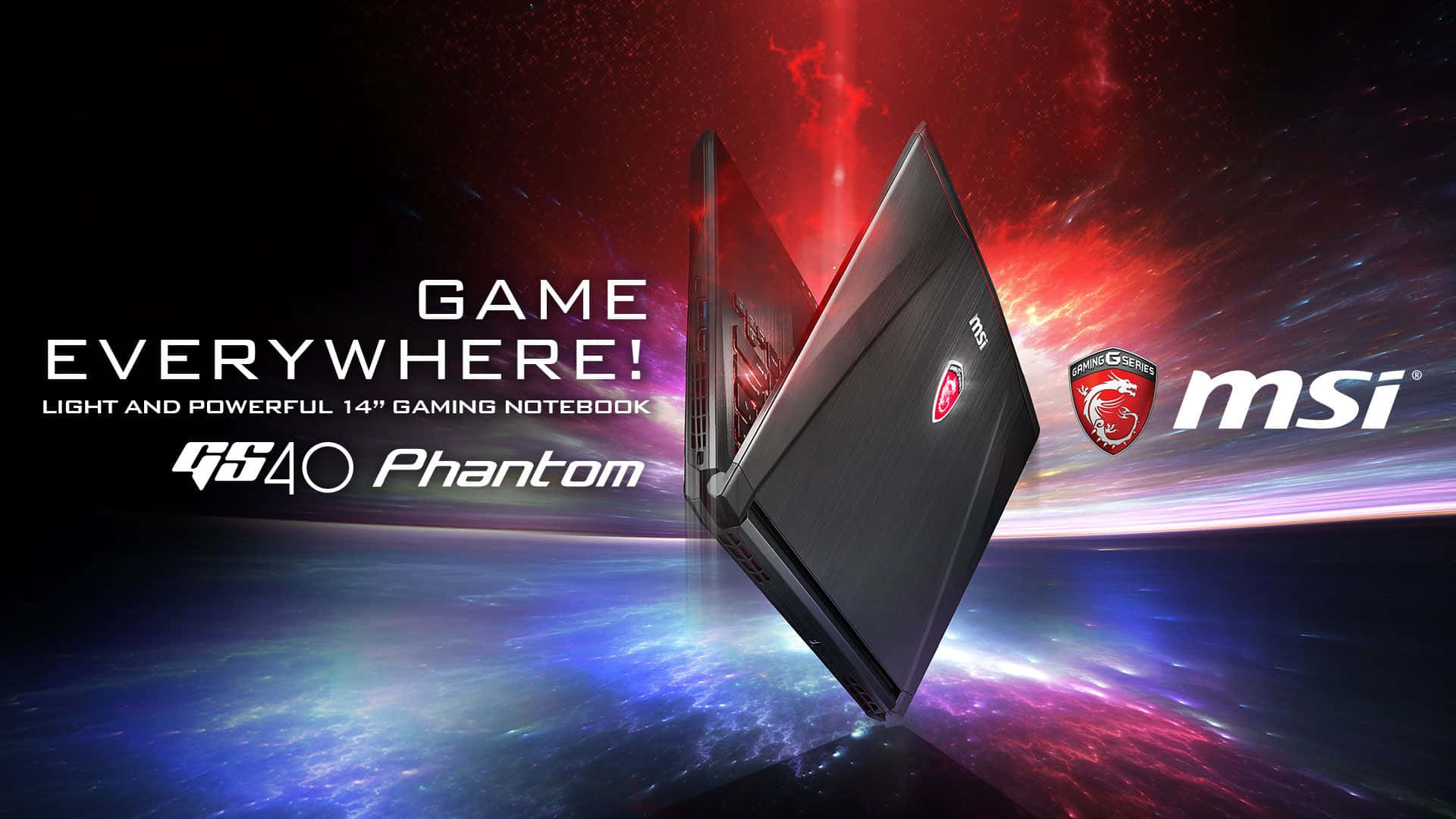 強大且時尚的MSI遊戲筆電 壁紙 — 一部時尚的黑色MSI GS40 Phantom遊戲筆記型電腦漂浮在紅色和藍色星雲及閃爍星星的宇宙背景中。