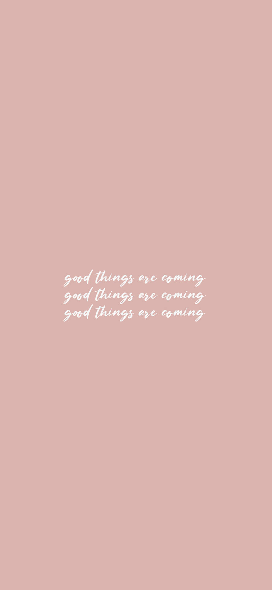 粉紅色背景，帶有白色文字重複 'good things are coming'