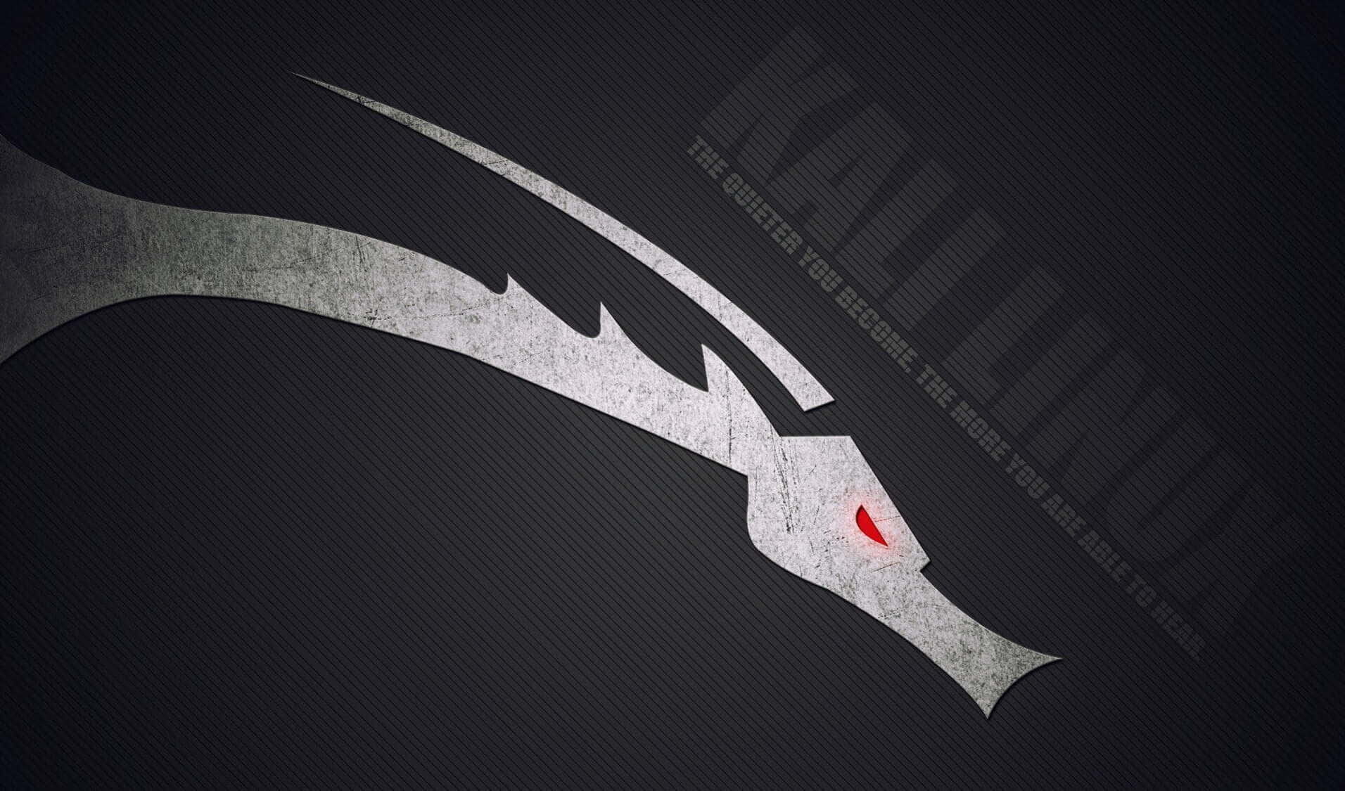 強大的安全工具 — Kali Linux 壁紙 — 一個金屬龍頭，帶有發光的紅色眼睛，在帶有微弱文字的深色紋理背景上向前凝視。