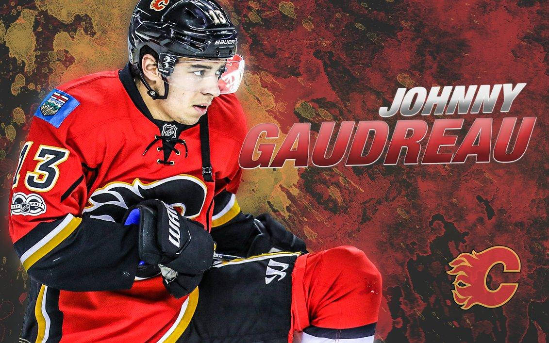 強尼·高德魯卡爾加里火焰隊冰球藝術照 壁紙 — 冰球運動員 Johnny Gaudreau 身穿紅色卡爾加里火焰隊球衣，在熾熱紋理背景前激烈蹲伏。