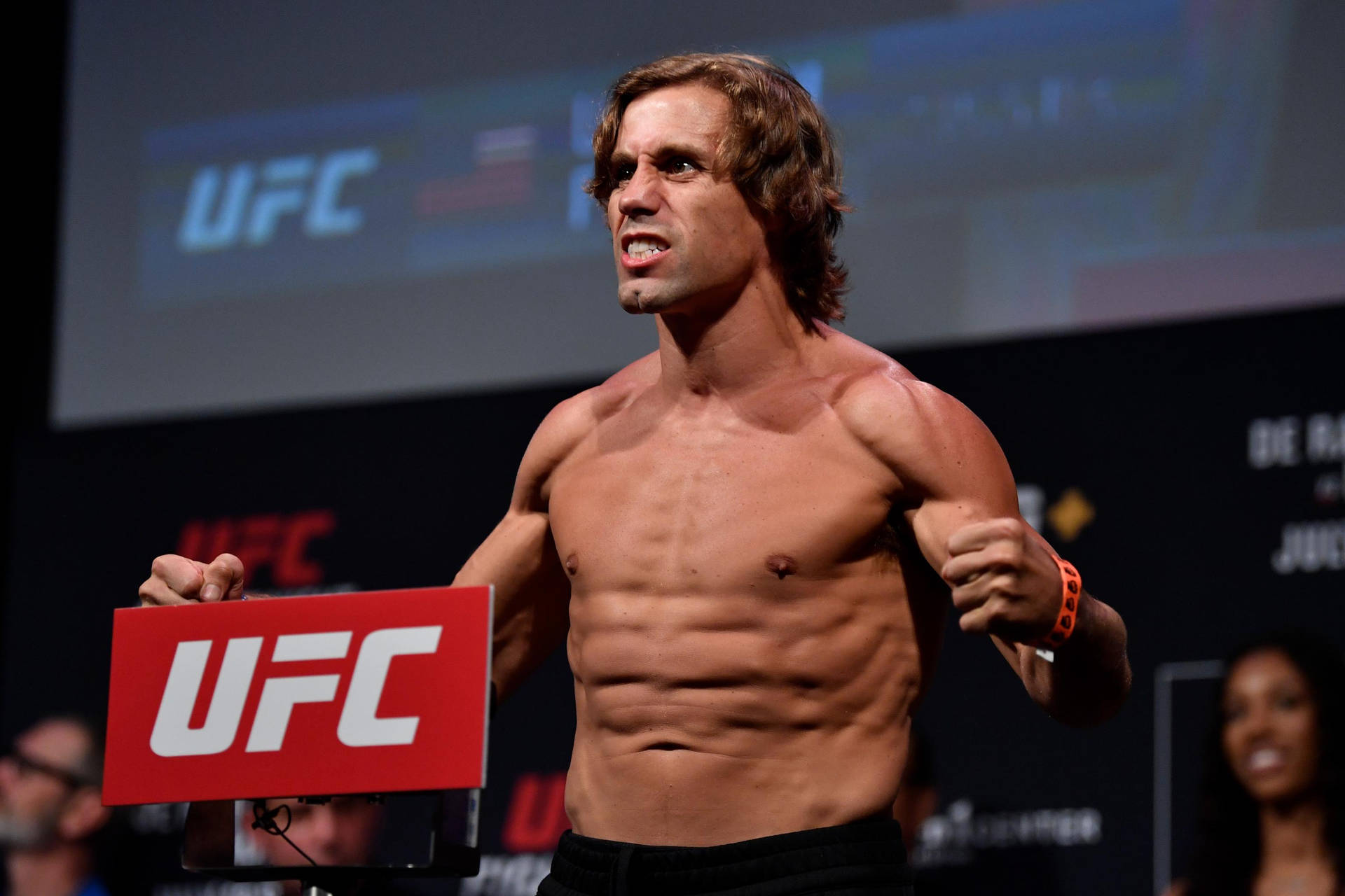 UFC拳手在稱重活動中繃緊腹肌