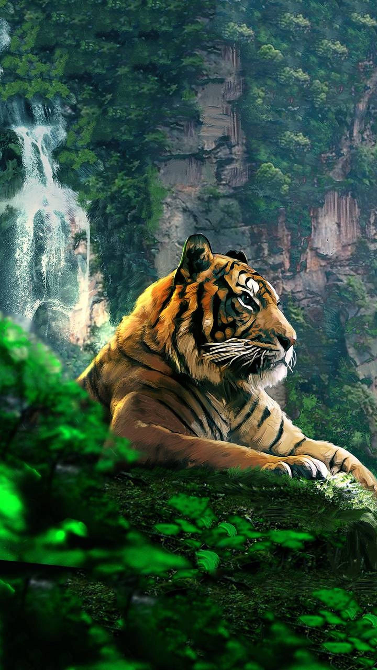 強悍野生動物老虎 壁紙 — 一隻雄偉的老虎在青翠叢林中，於苔蘚覆蓋的懸崖邊，在傾瀉而下的瀑布下方休息。