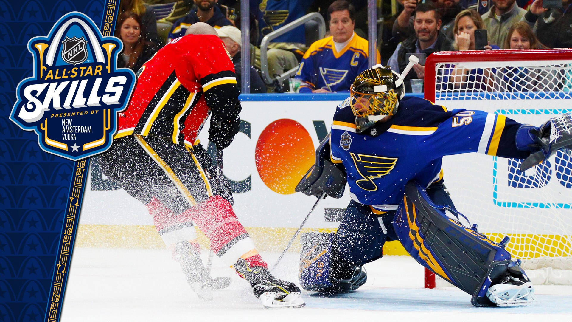 冰球守門員在NHL全明星技巧賽中飛身撲救阻擋冰球。