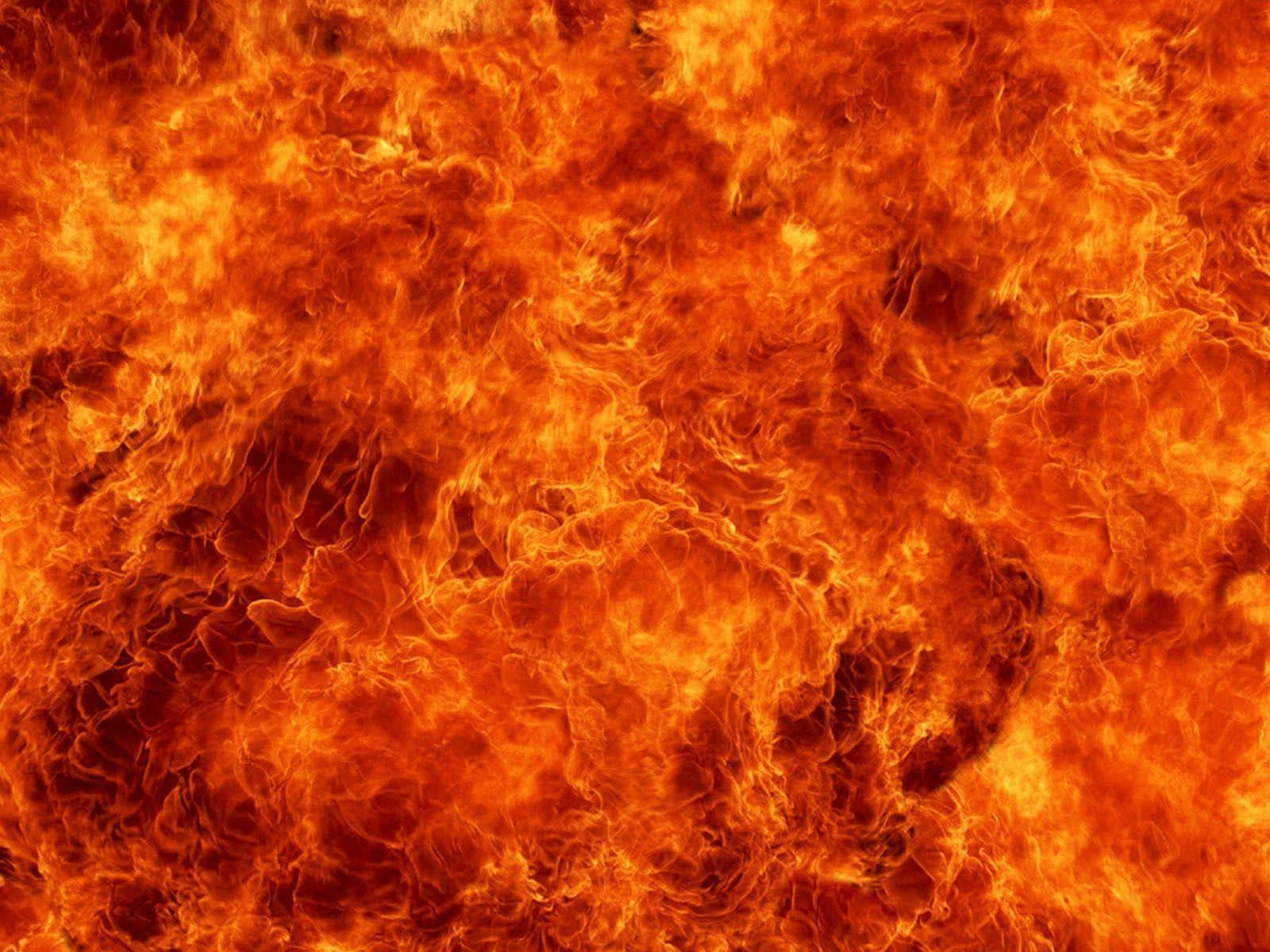Flame 桌布 壁紙 — 強烈旋轉的火焰以鮮豔的橙色和紅色色調充滿畫面，帶來動態的運動和熱量。