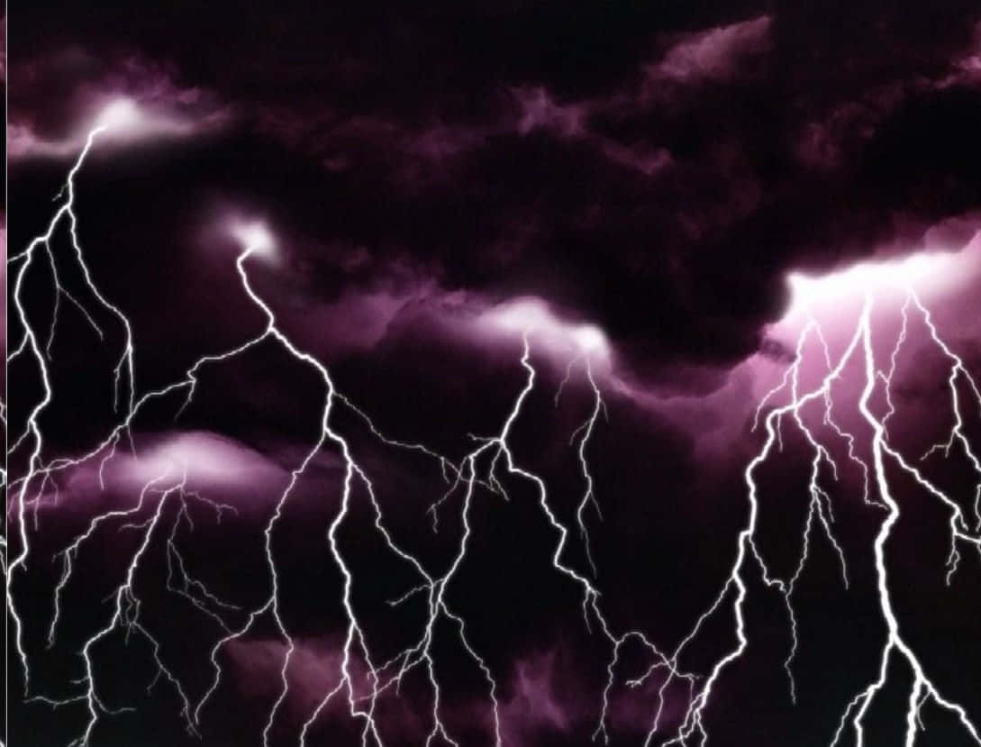thunder 桌布 壁紙 — 強烈的白色閃電在戲劇性的紫色暴風雨天空中劈啪作響。