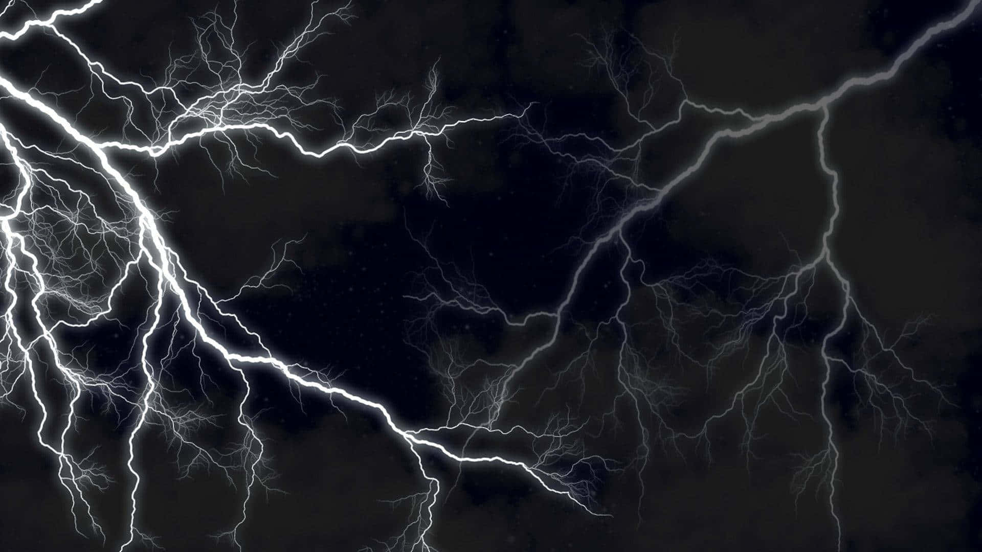 Black And White Storm 桌布 壁紙 — 強烈的白色閃電在黑暗的暴風雨中劃過，呈現出戲劇性的自然景象。