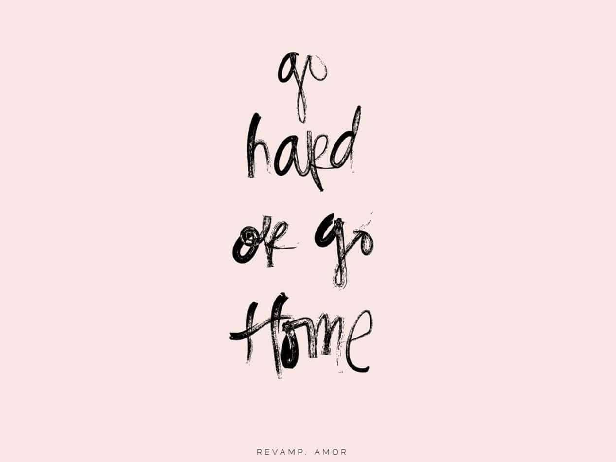 粉紅背景上黑色刷字體的勵志名言 go hard or go home