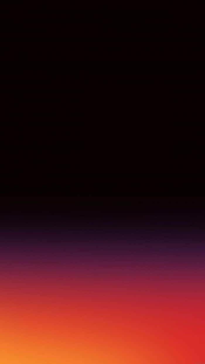 強烈黑漸層漸變 壁紙 — 漸變日落天空從深黑色過渡到火熱的橙色和紫色色調。