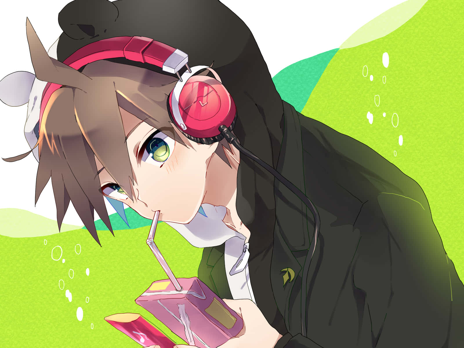 《彈丸論破》Makoto Naegi 喝果汁盒PFP 壁紙 — 動漫女孩，綠色眼睛和牛耳朵，戴著紅色耳機，在充滿活力的綠色背景下用吸管啜飲飲料。
