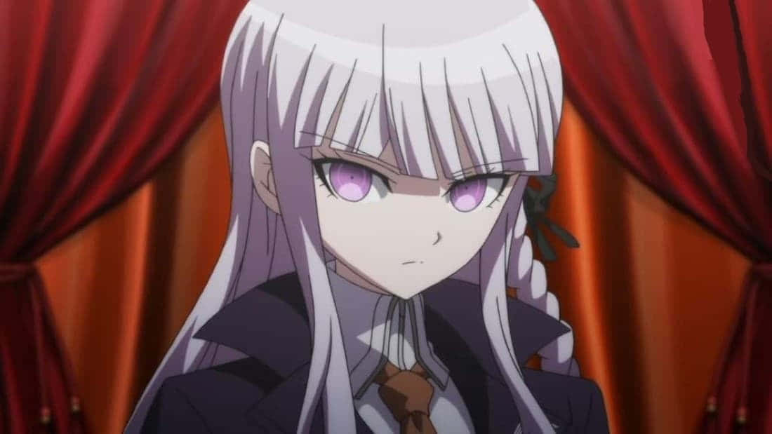《彈丸論破》角色由崎櫻子頭像 壁紙 — 一個蒼白的動漫女孩，銀色頭髮和紫色眼睛，在紅色窗簾後方以戲劇性的特寫鏡頭凝視著。
