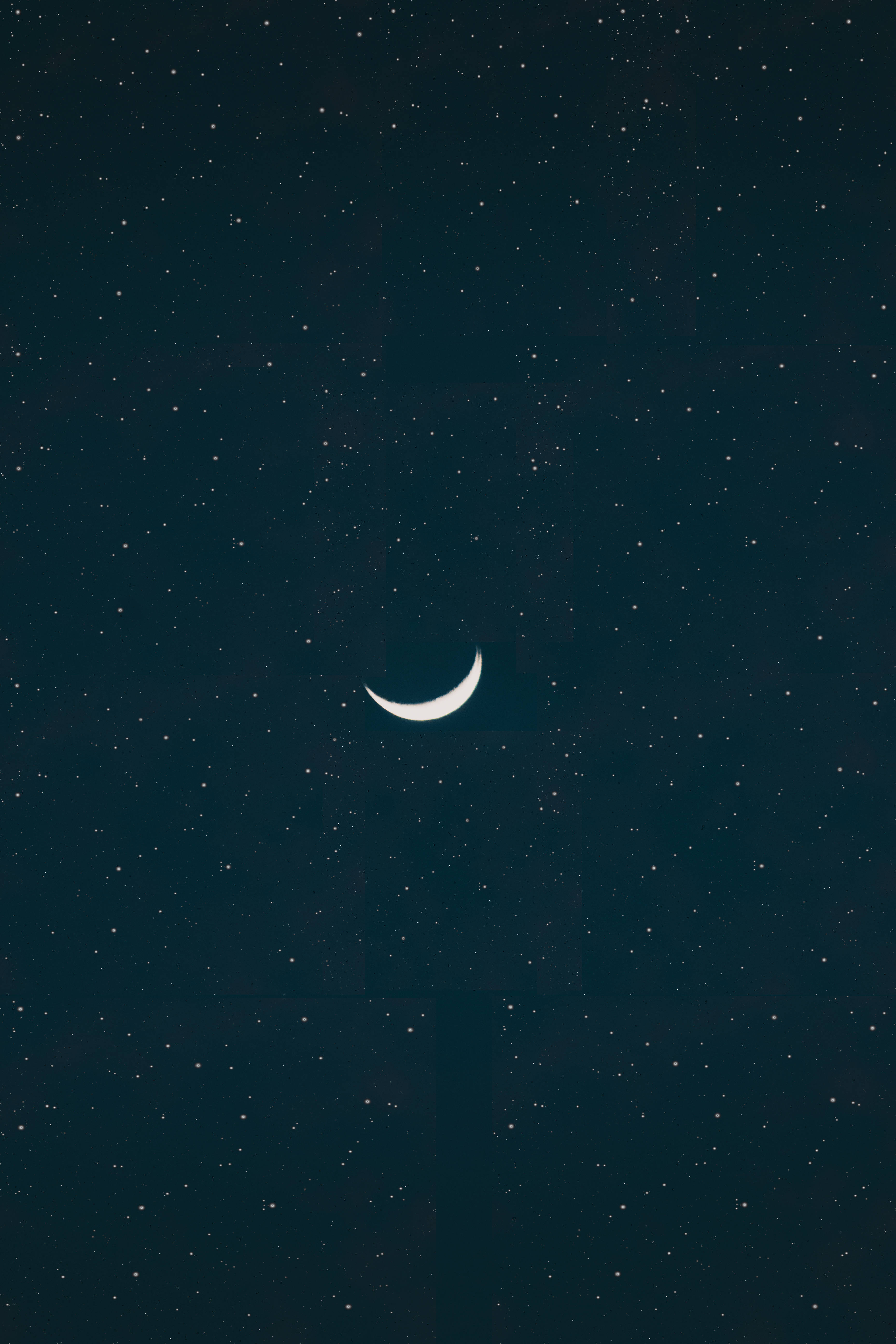彎月形高清月 壁紙 — 一彎精緻的弦月在深藍色的夜空中柔和地發光，點綴著無數遙遠的星星。