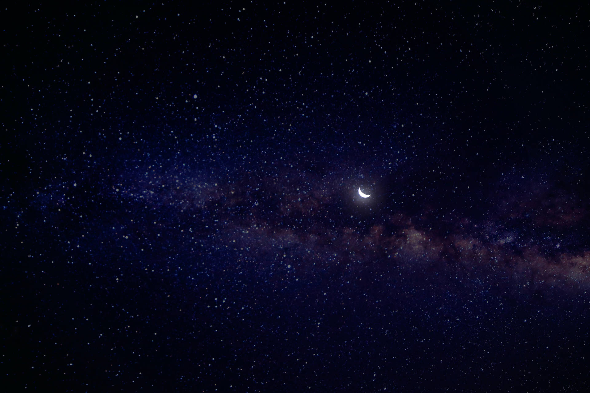 星空夜空中銀河系上方的新月。