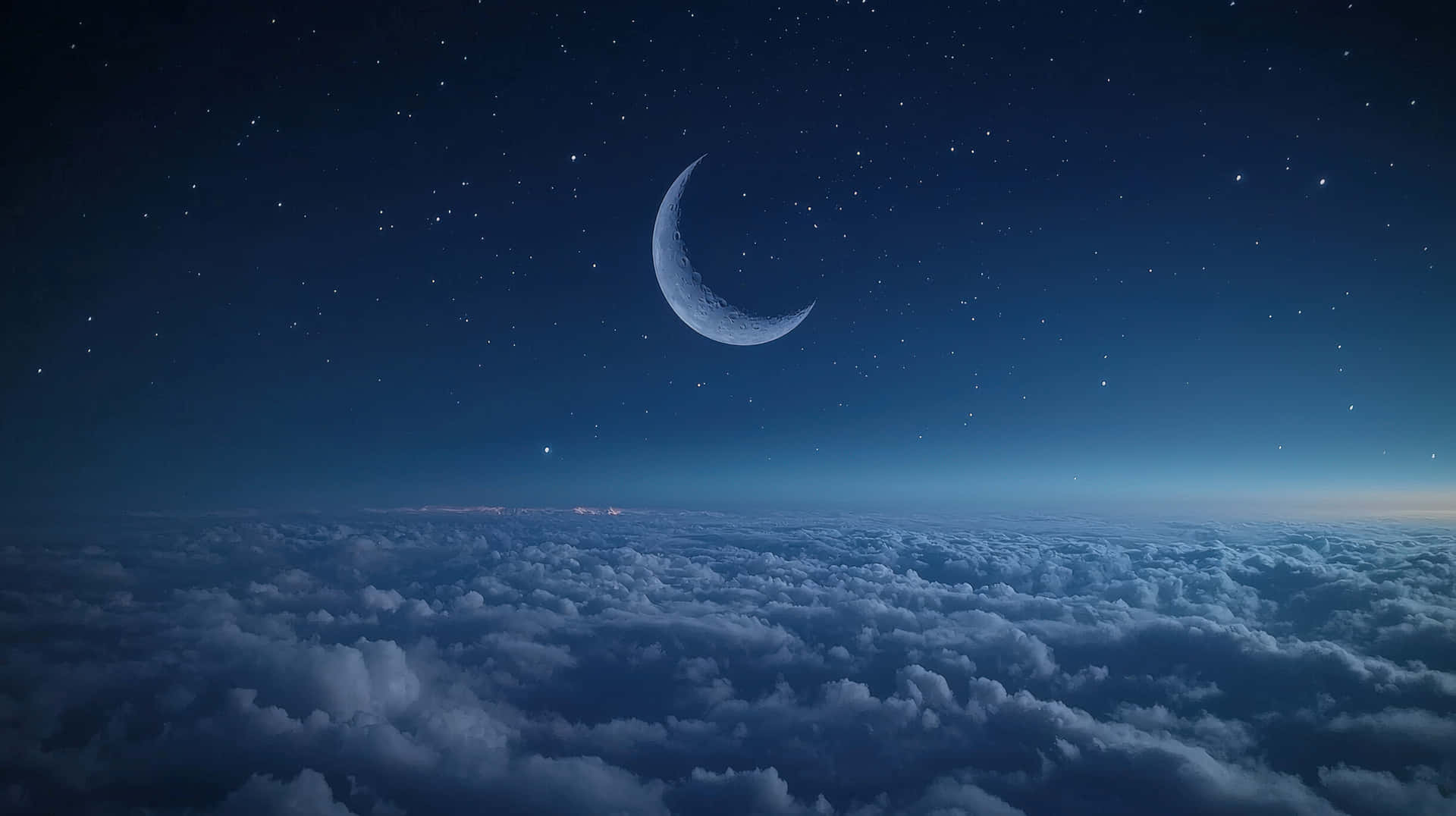 繁星點點夜空下蓬鬆雲海上的新月