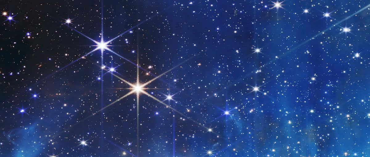 彗星與星空 壁紙 — 深藍色星空中閃爍的星星和宇宙塵埃發光的壯麗景色。