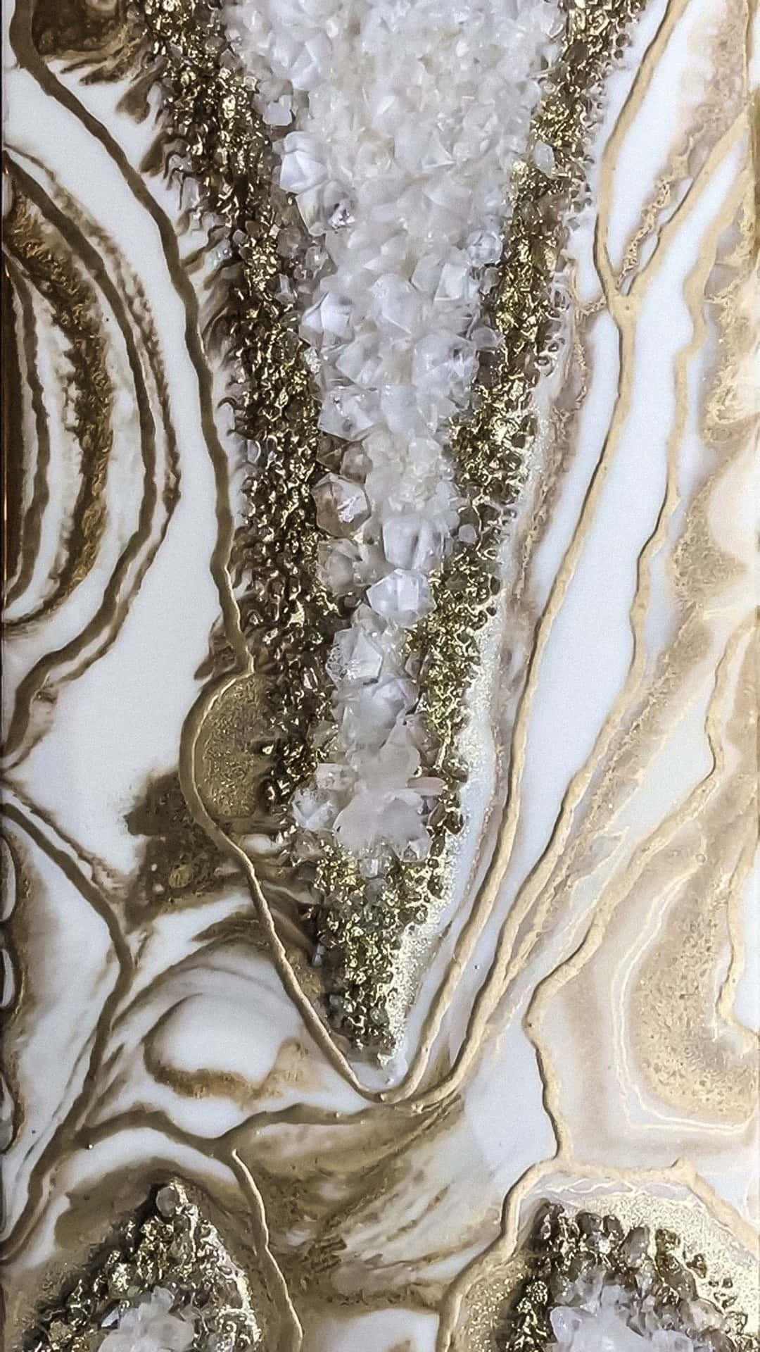 晶洞，內含白色晶體和樹脂中的金色漩渦