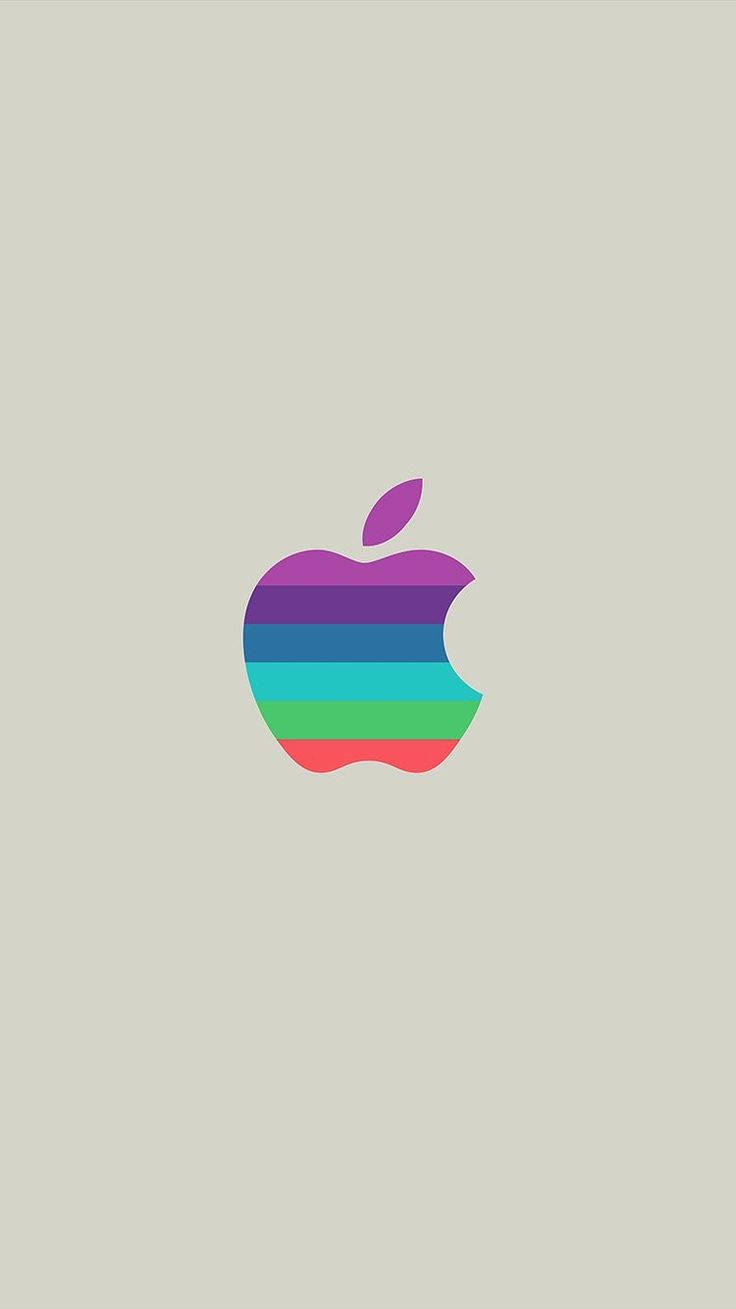 彩色 Apple iPhone 13 Pro 壁紙 — 一個極簡的彩虹條紋蘋果標誌，居中放置在柔和米色背景上。