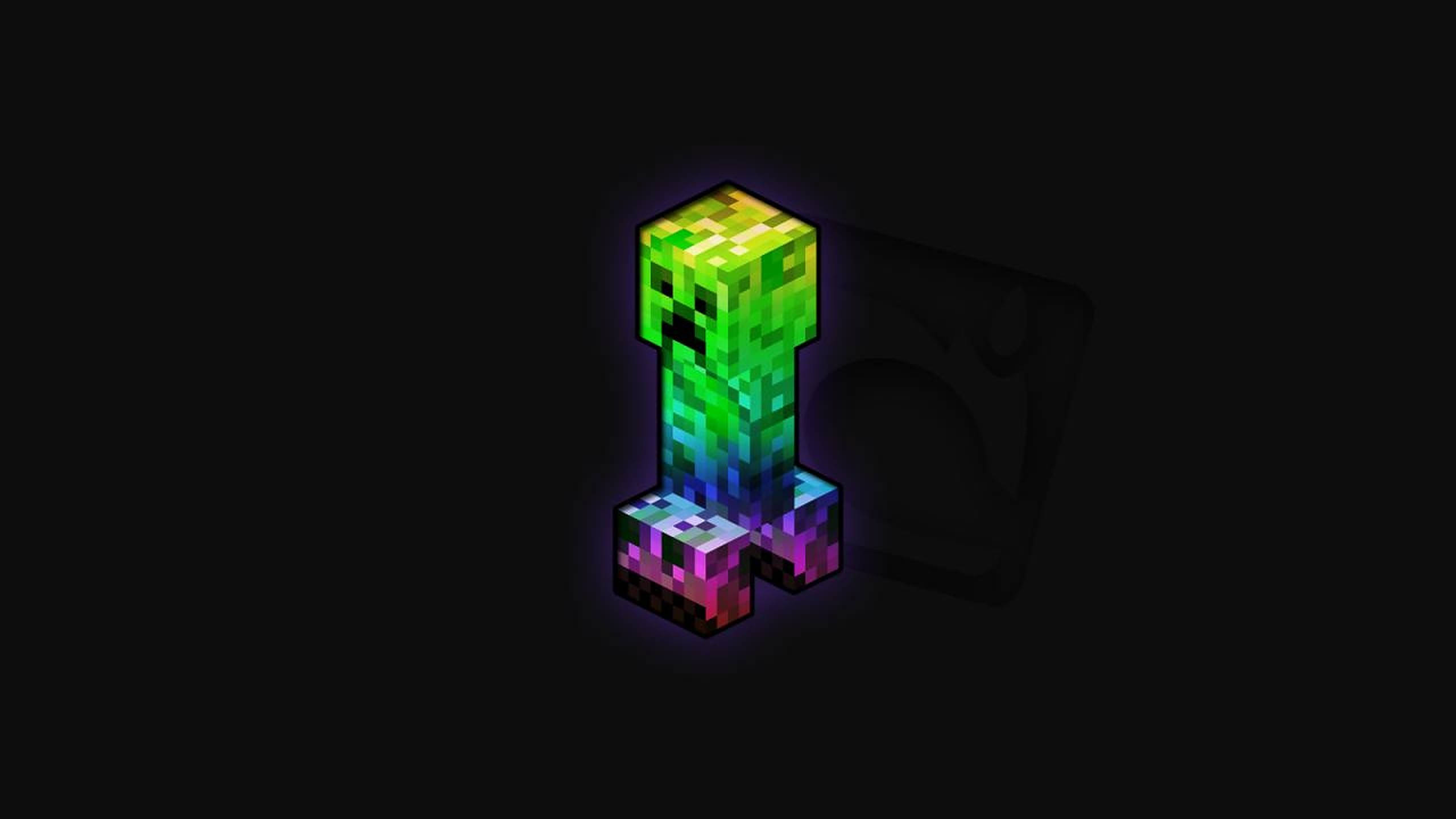 彩色Minecraft苦力怕 壁紙 — Minecraft 中發光的像素化苦力怕站在黑色背景前，帶有充滿活力的綠色、藍色和紫色色調。