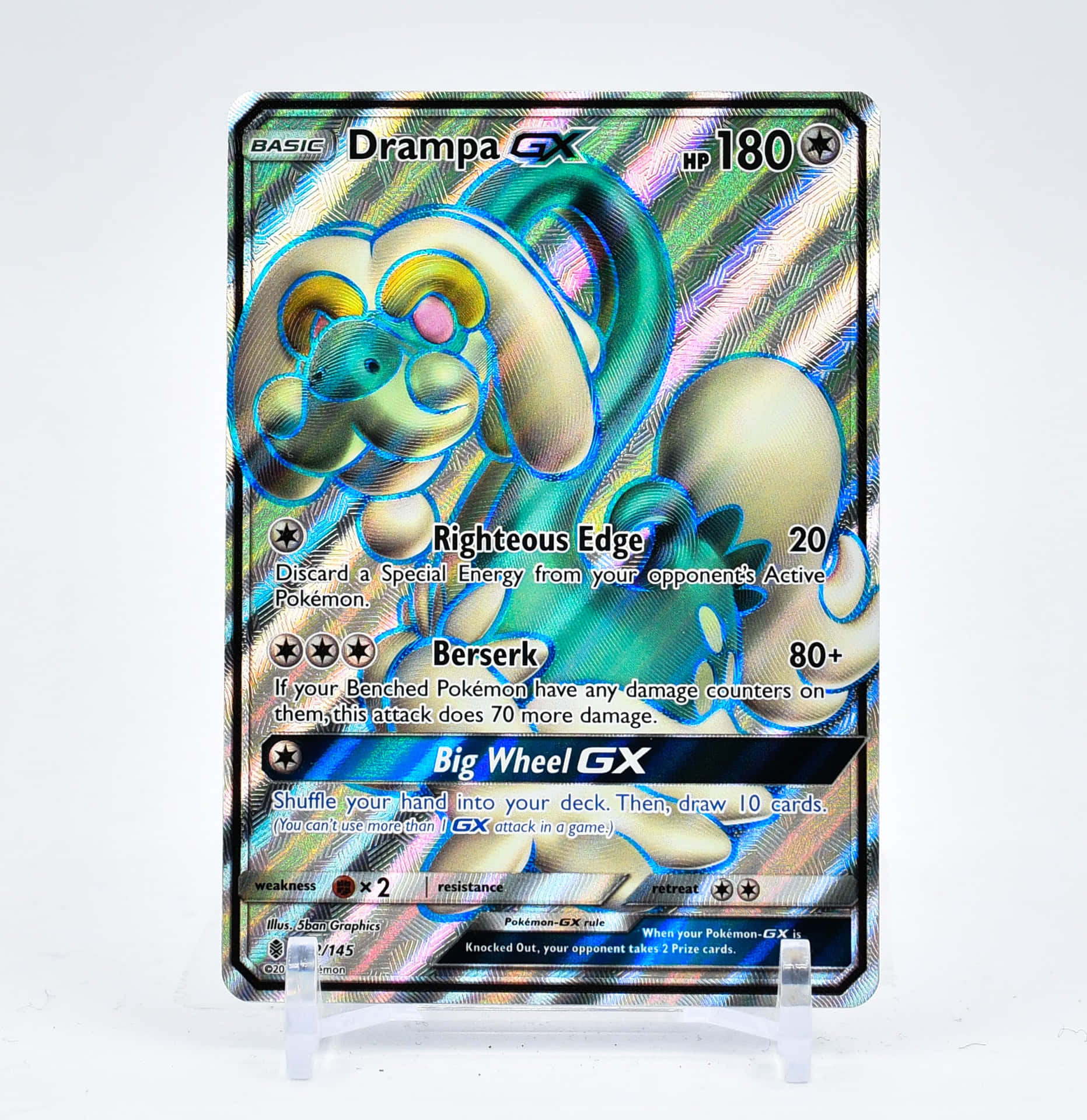 彩色全息Drampa卡牌 壁紙 — 一張閃亮的全息 Drampa GX 寶可夢卡直立展示在透明支架上，背景為純白色。