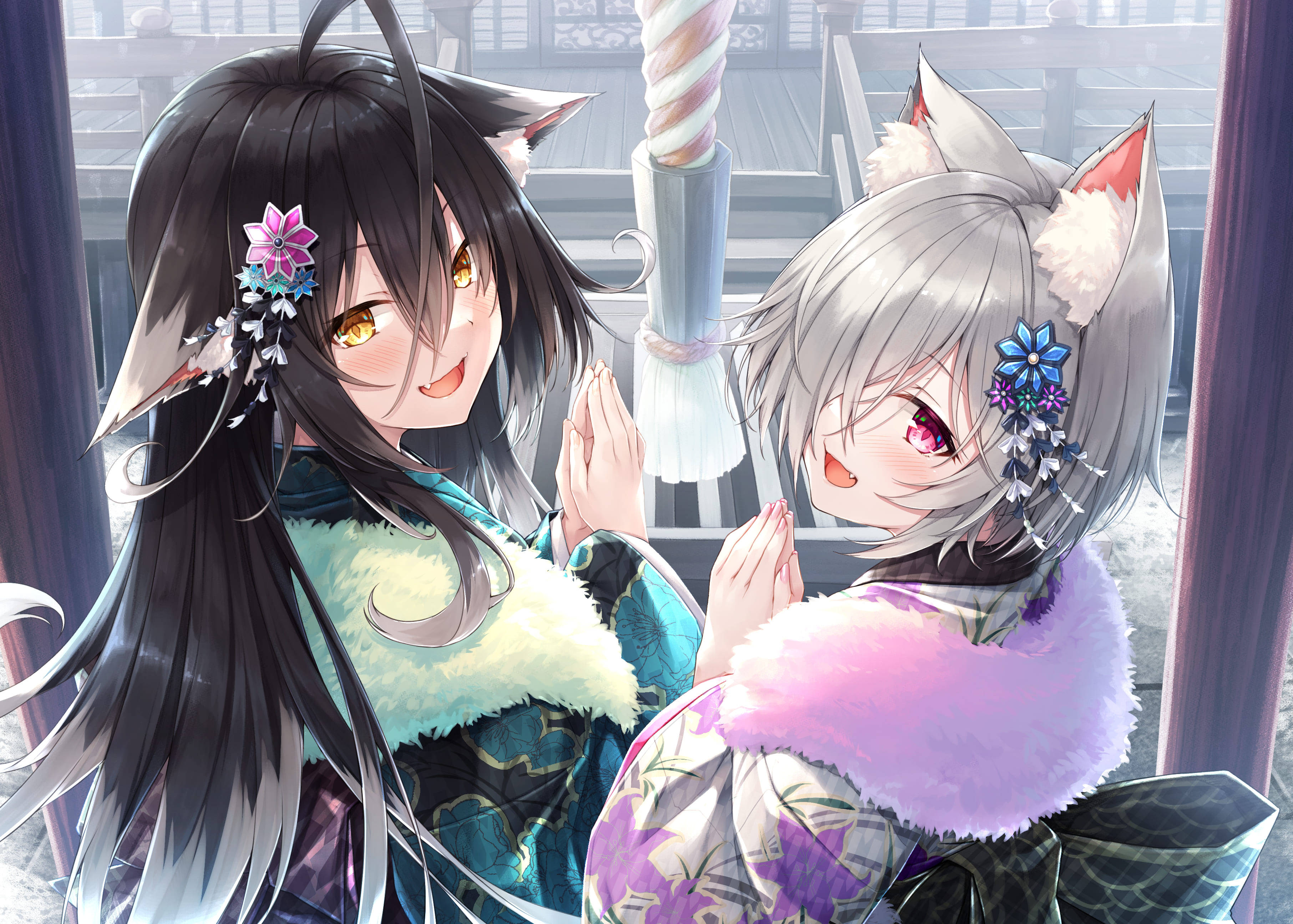 彩色動漫貓女 壁紙 — 兩個有狐狸耳朵和花卉髮夾的動漫女孩在傳統神社環境中一起祈禱。