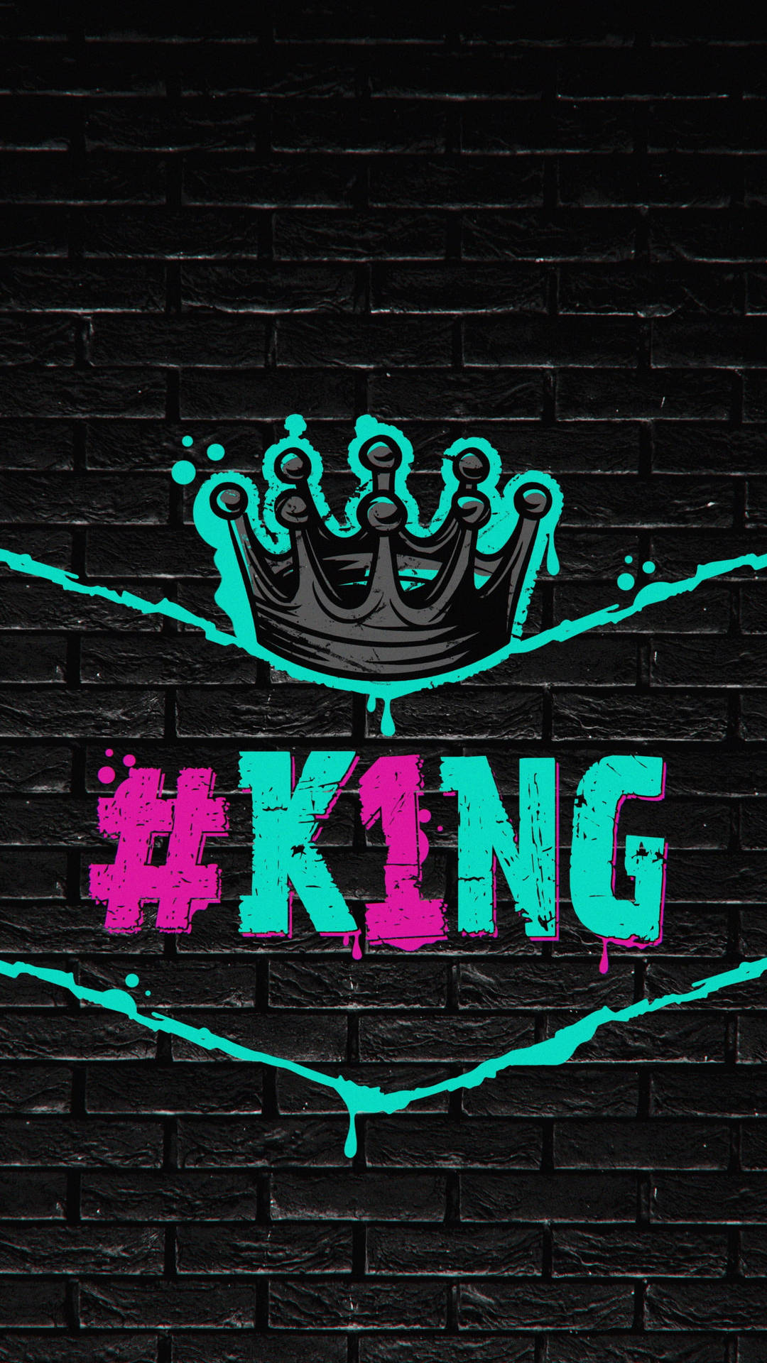 螢光粉紅和青綠色塗鴉皇冠和 hashtag king 在黑色磚牆上。