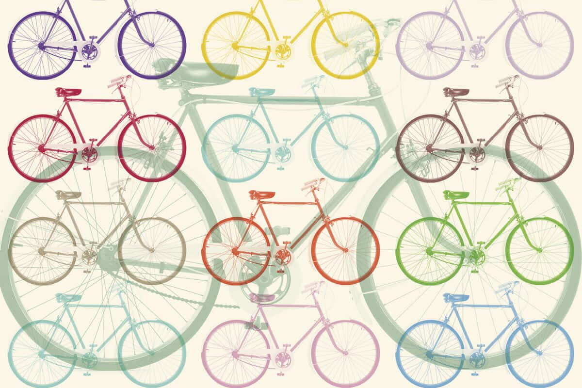 彩色圖案最佳自行車背景 壁紙 — 一系列充滿活力的單車，以柔和粉彩色調排列成重複圖案，襯托在柔和的奶油色背景上。