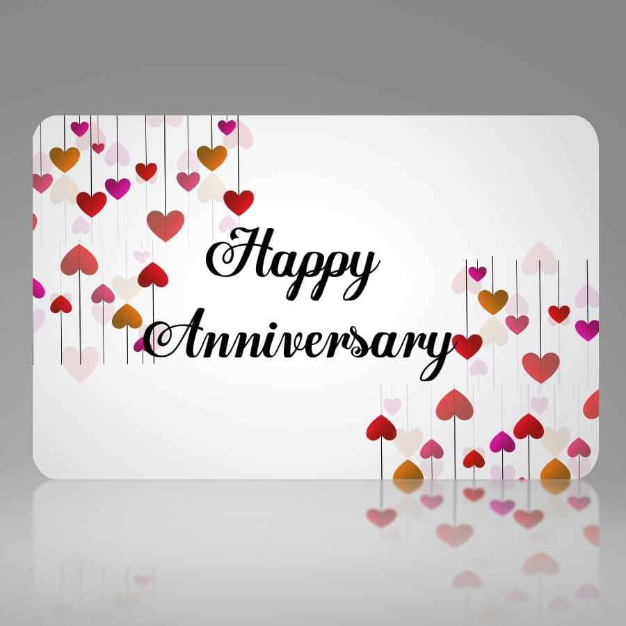 Happy Anniversary 卡片，在反光表面上掛有彩色心形裝飾。
