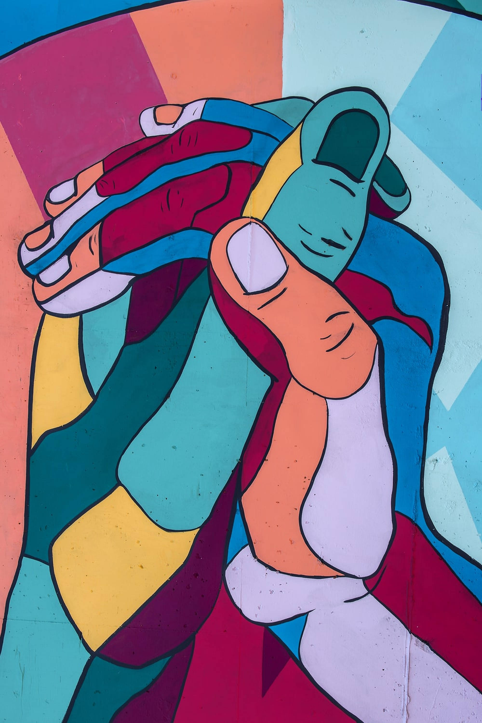 彩色手牽手愛情藝術 壁紙 — 充滿活力的抽象壁畫，描繪交織的手，採用大膽的幾何形狀和鮮豔的色彩。