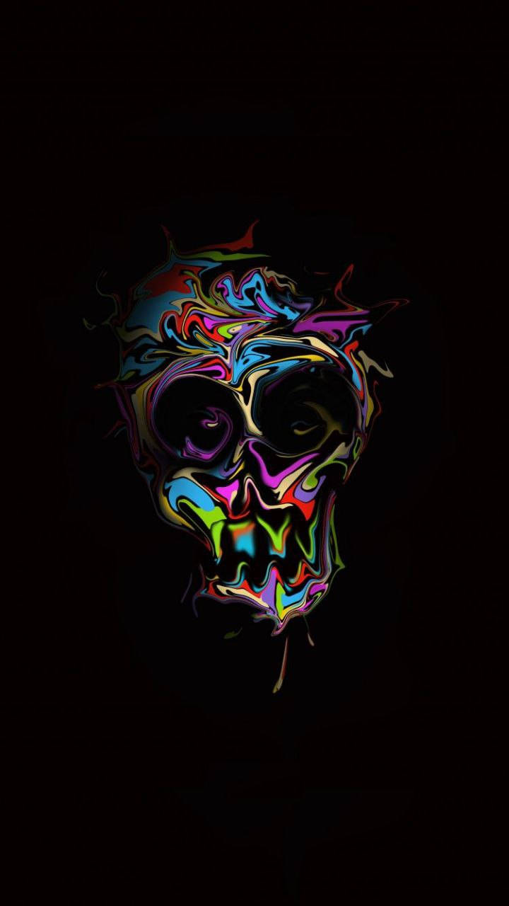 一個發光的多色骷髏頭，在黑色背景上帶有旋轉圖案。