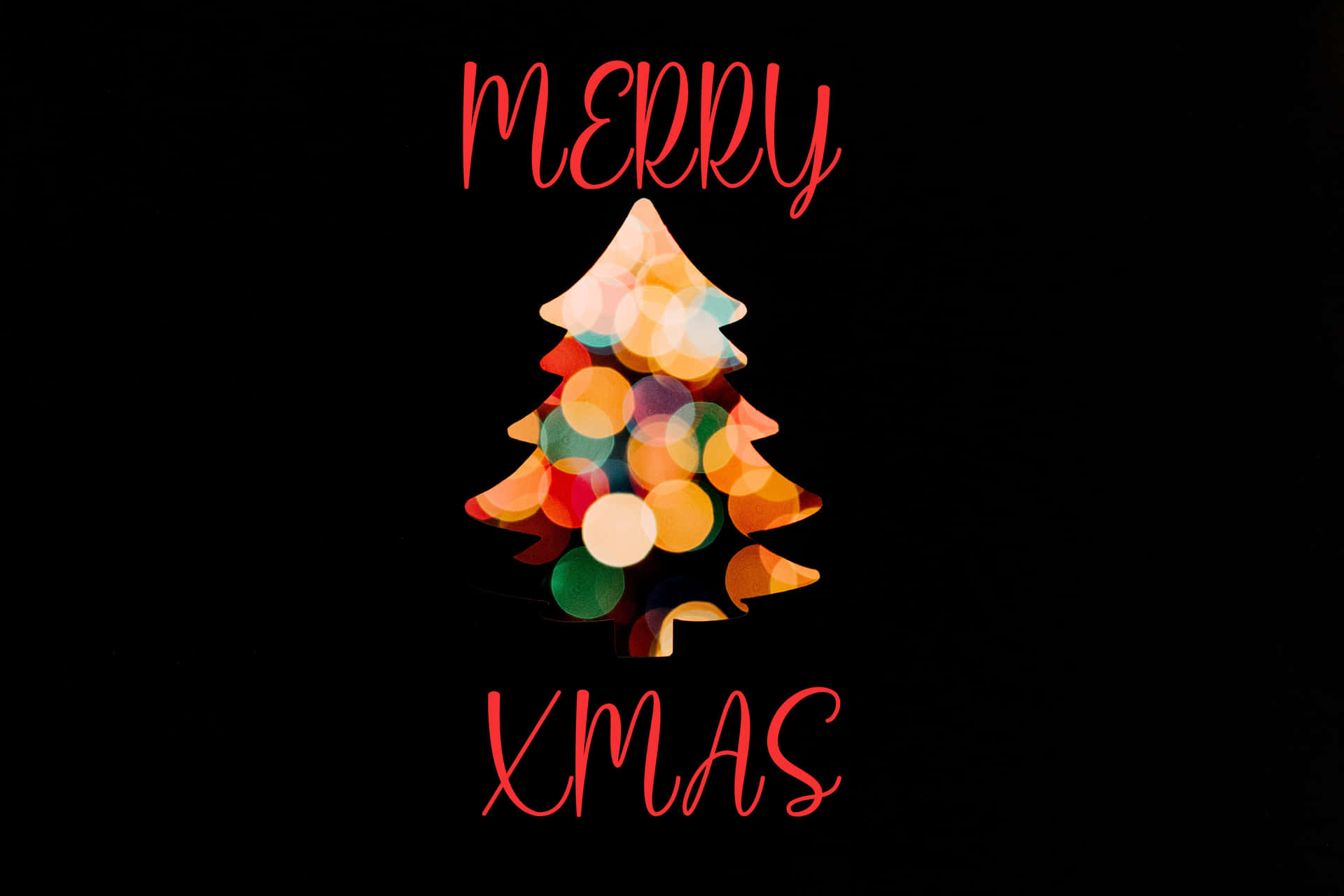 黑色背景上的散景燈光樹和Merry Xmas文字