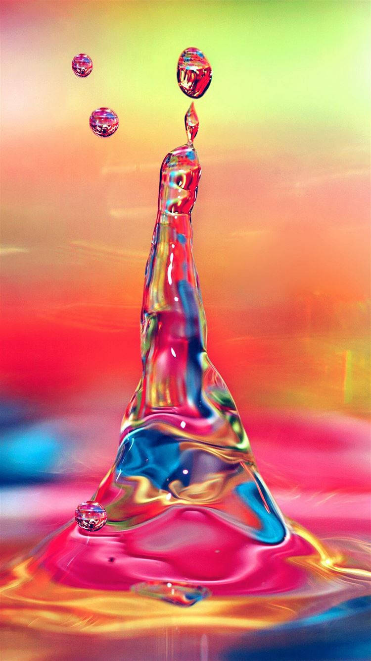 彩色水塔靜電圖 壁紙 — 在漸變色日落天空背景下，一個充滿活力的水花在空中凝固，帶有漂浮的水滴。